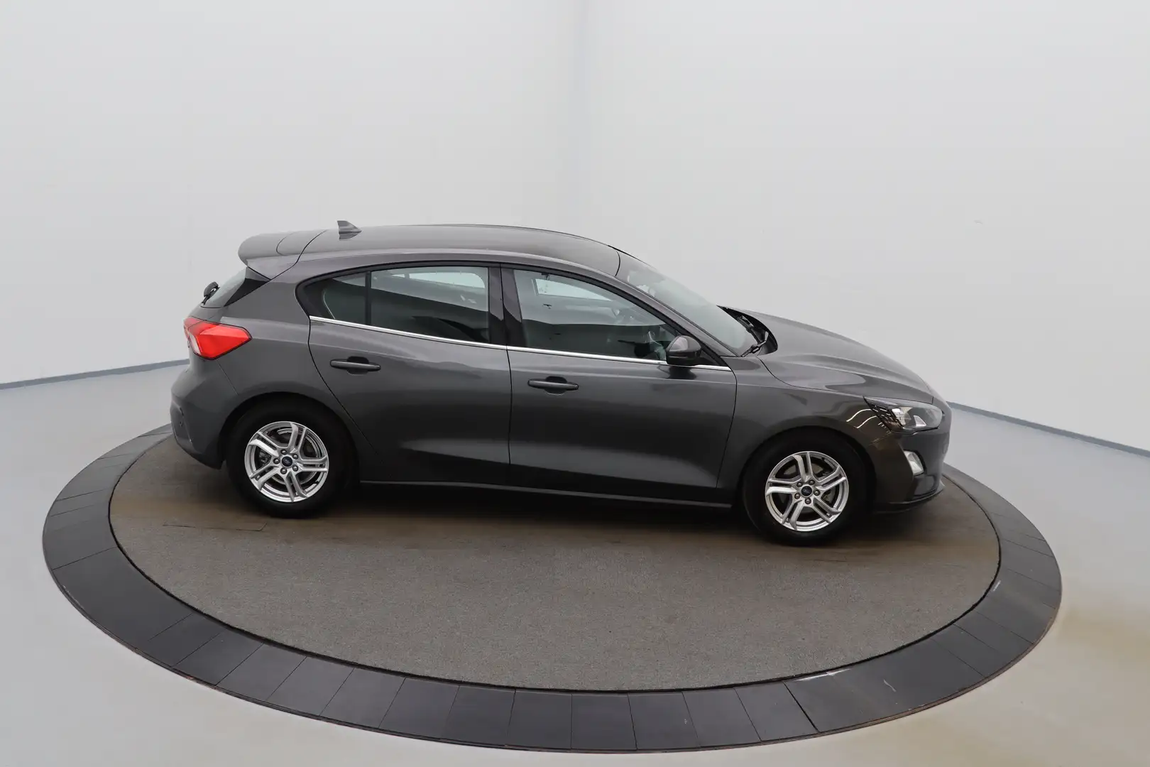 Ford Focus 1.0 EcoBoost MHEV LED GPS PDC CAM Carplay Cruise C Grijs - 2