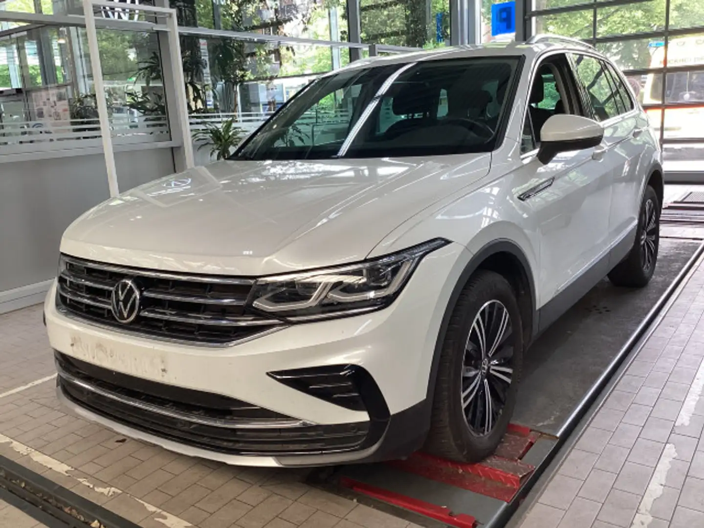 Volkswagen Tiguan 1.5 TSI DSG Elegance PDC Klima Navi Sitzh Weiß - 2