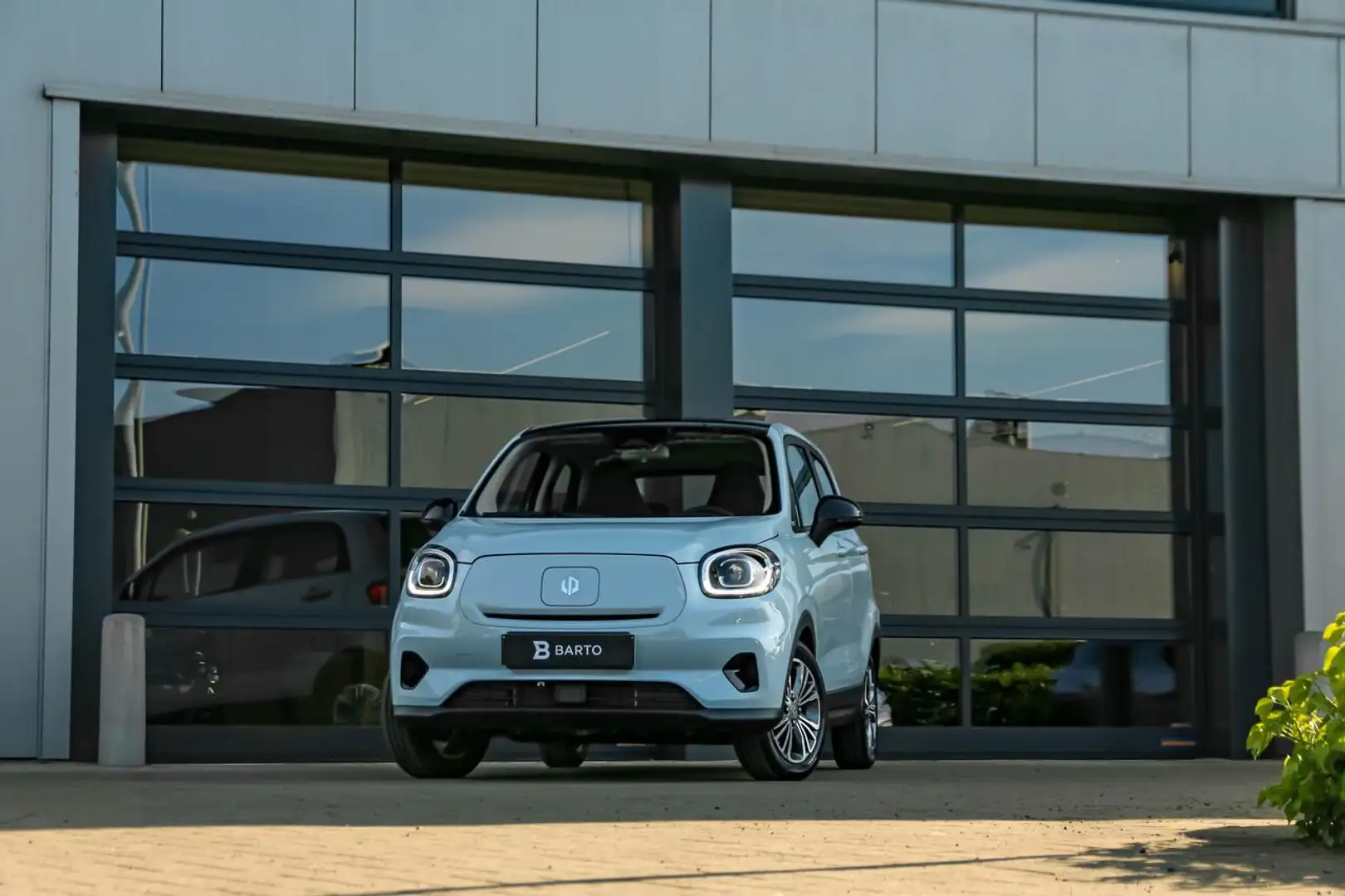 Leapmotor T03 Elektrisch - 95 PK - ACC - Camera - Pano - Airco - Blauw - 1