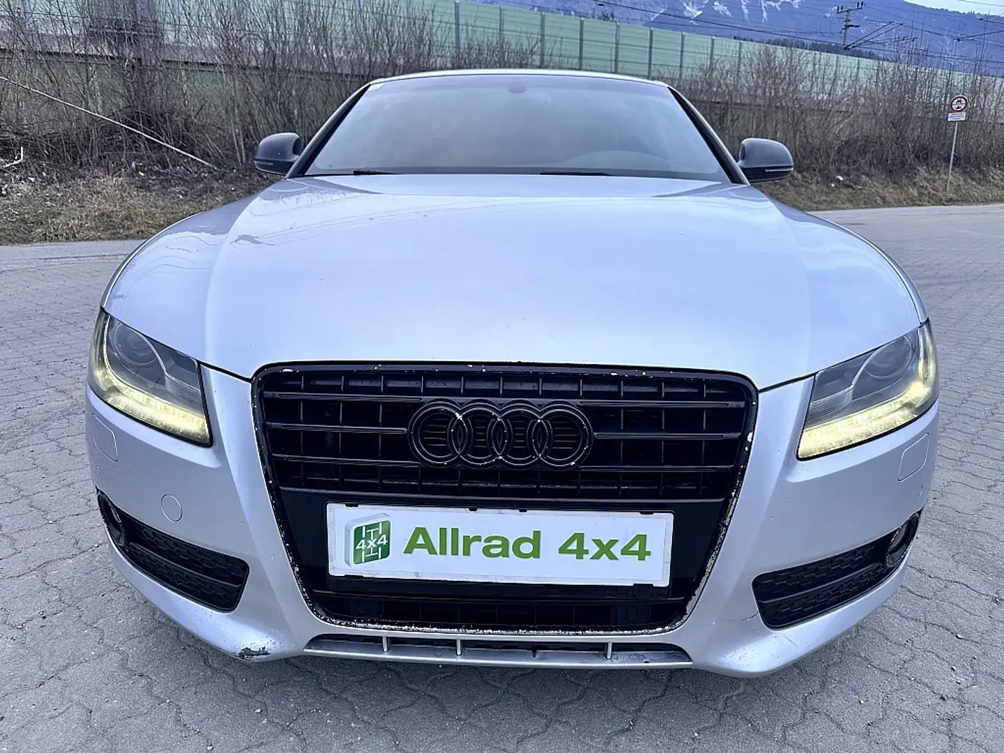 Audi A5 Coupé 3,0 TDI V6 quattro DPF Aut. Grau - 2