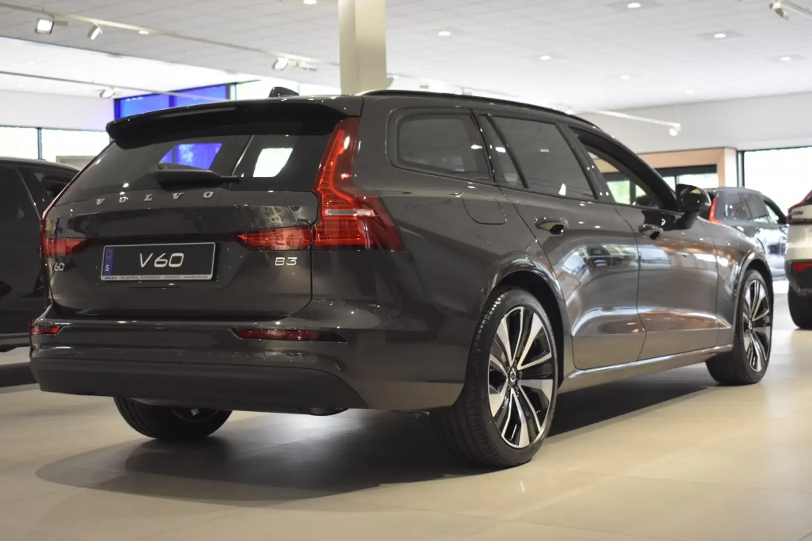 Volvo V60 *NIEUW* B3 163pk Essential Edition| 19″ | Leder | Gris - 2