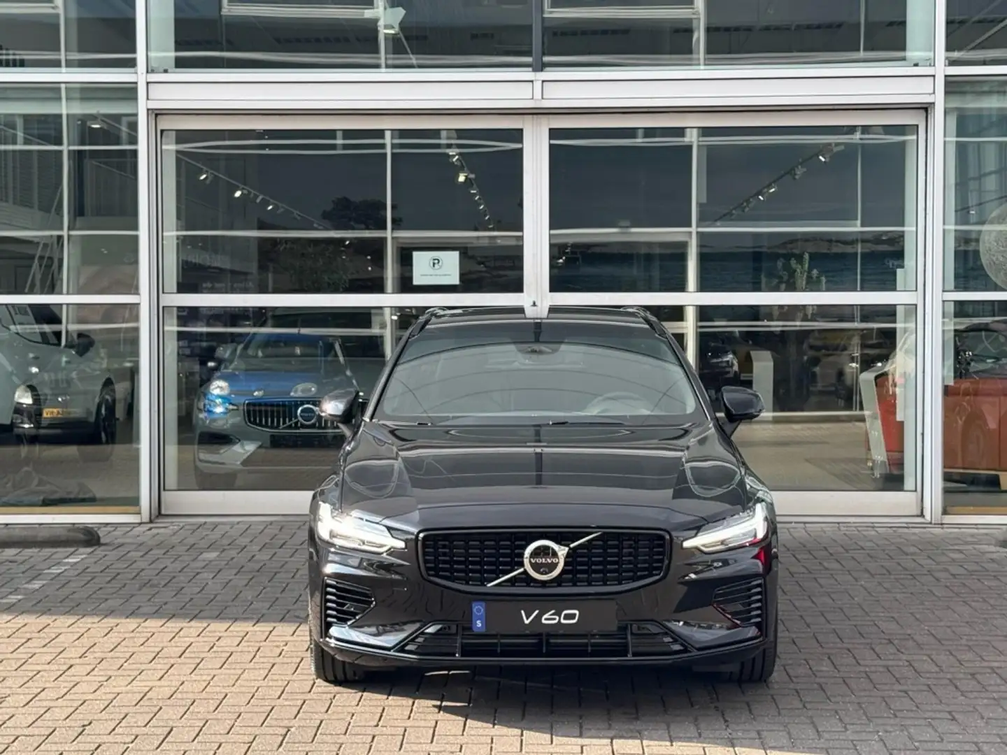 Volvo V60 T6 Twin Engine AWD Plus Dark Nero - 2