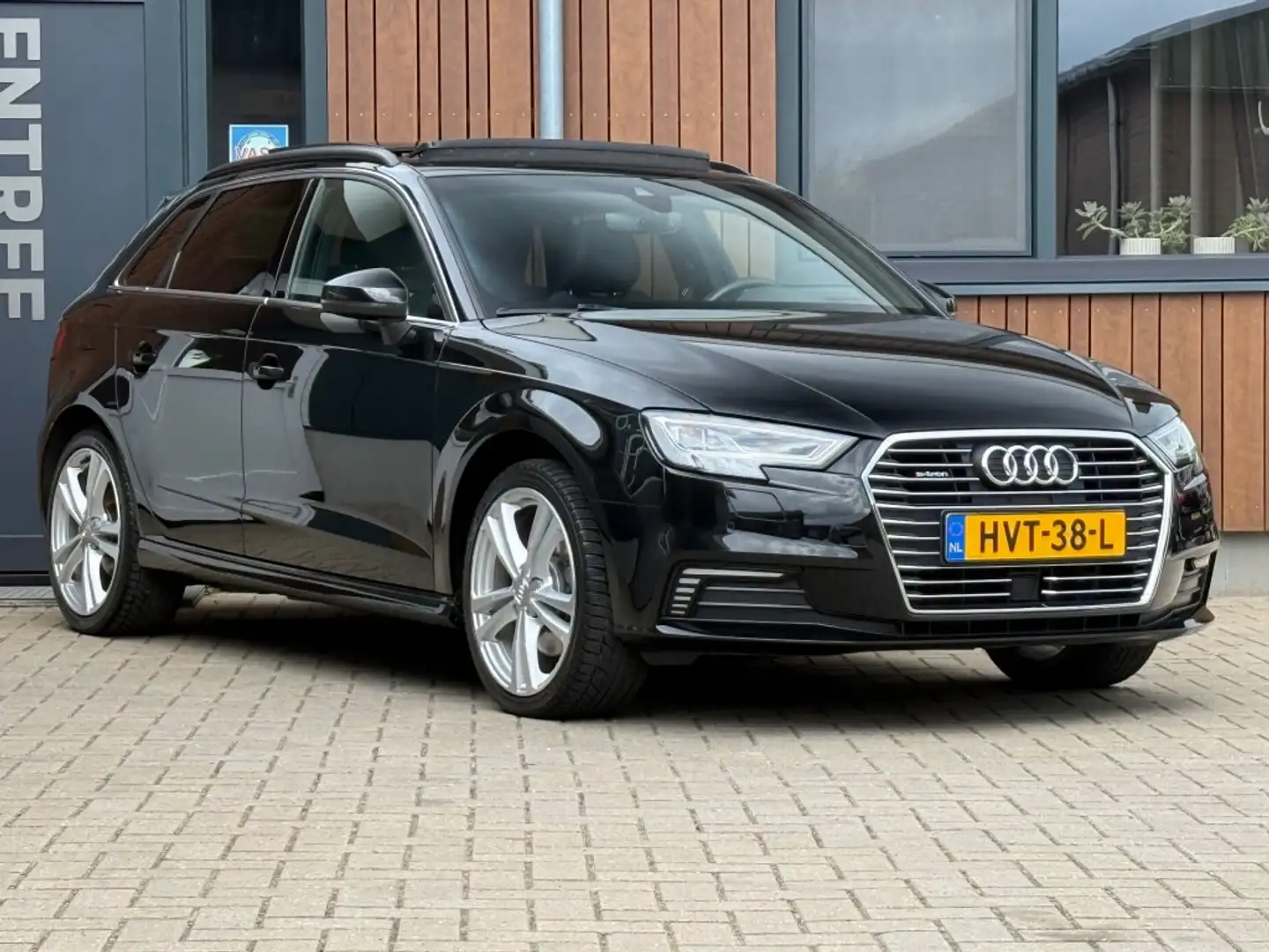 Audi A3 40 E-TRON Pano Camera Acc Zwart - 2