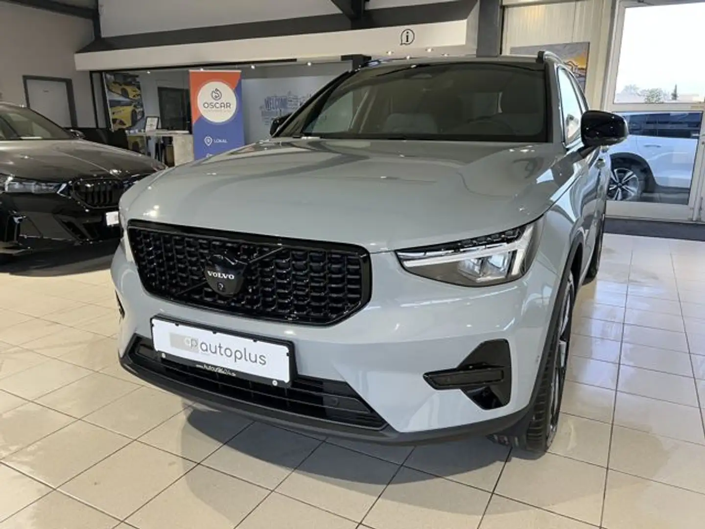 Volvo XC40 B3 Plus Black Edition ACC BLIS 360° WinterP Grijs - 2