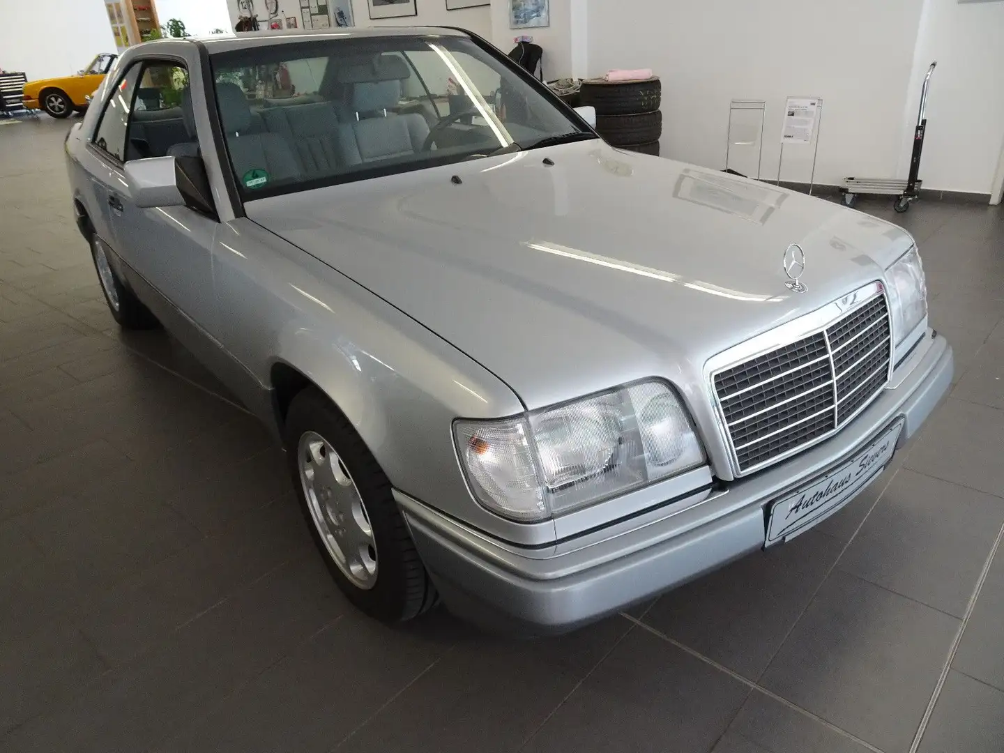 Mercedes-Benz 200 E200 Coupe erst 85.000km Argent - 1