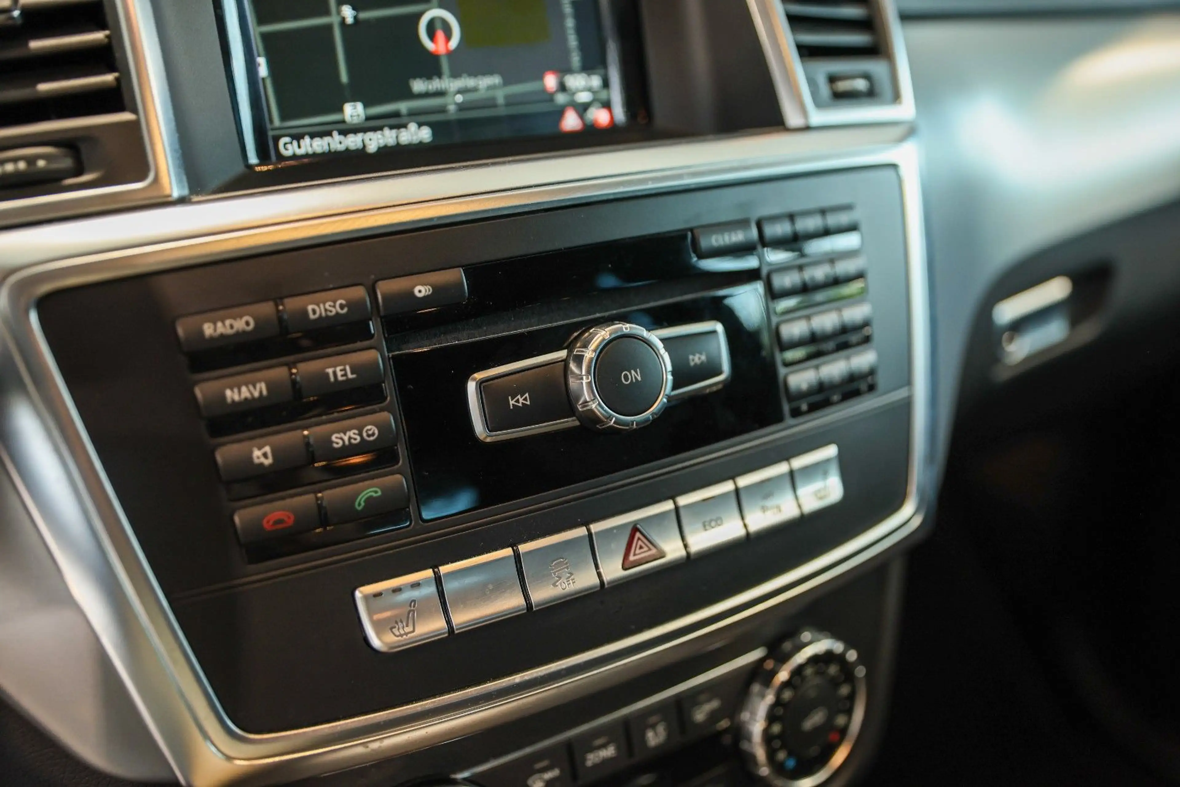 Mercedes-Benz ML 350 Leder Navi Xenon AHK *1.Hand* — photo 12