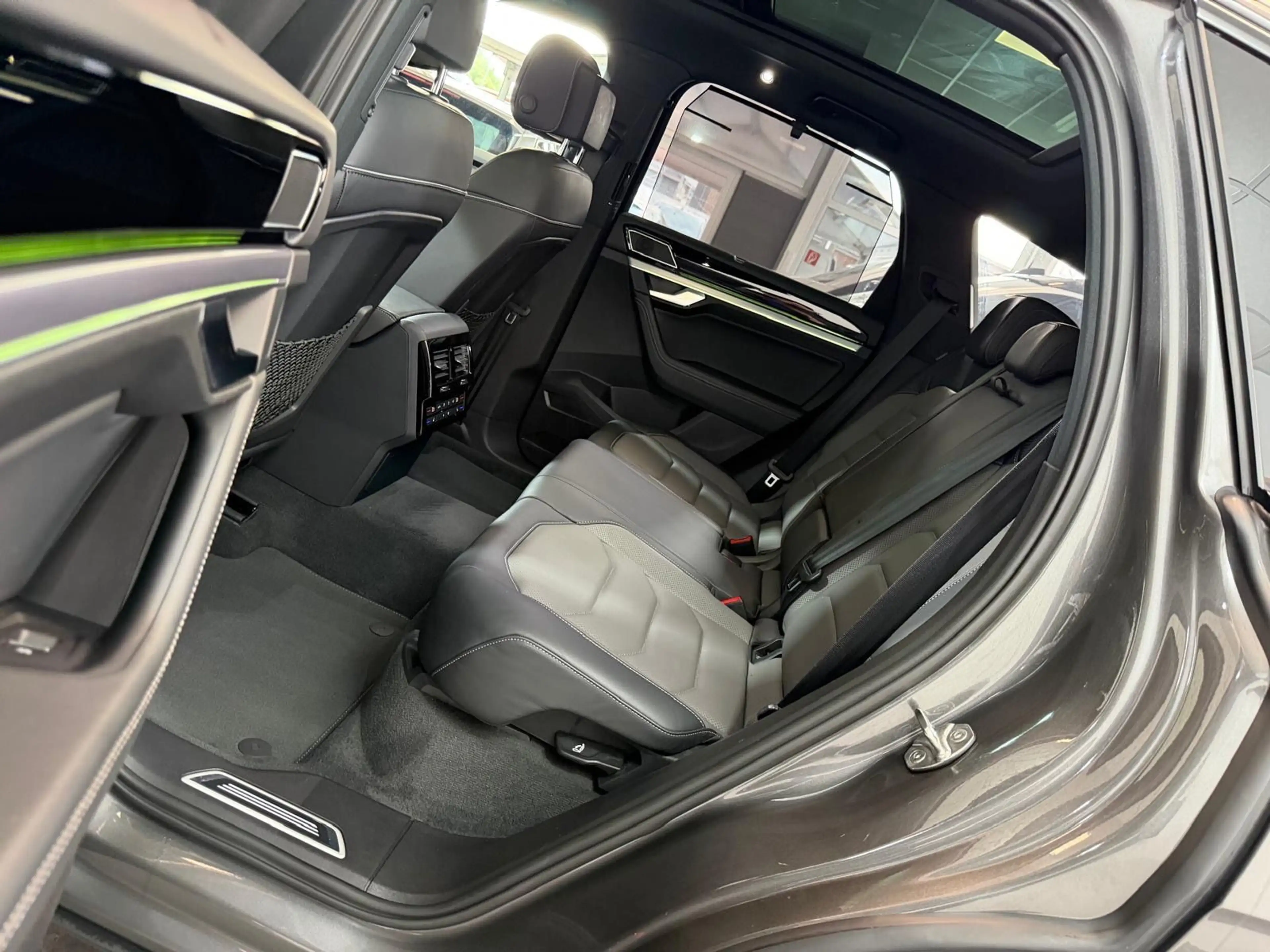 Volkswagen Touareg R-Line 4Motion /Black editi/Pano-Dan/LED — photo 15