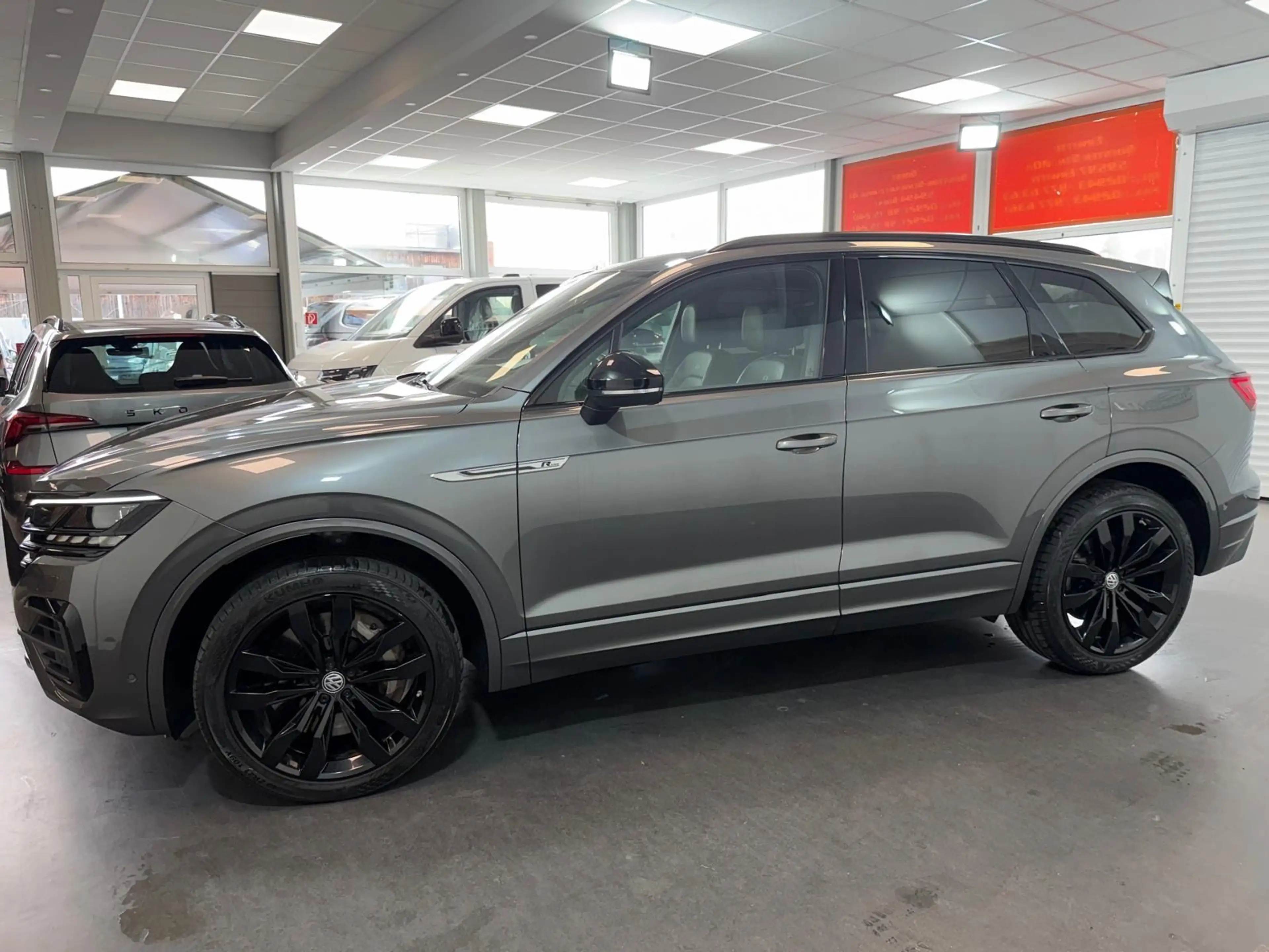 Volkswagen Touareg R-Line 4Motion /Black editi/Pano-Dan/LED — photo 4