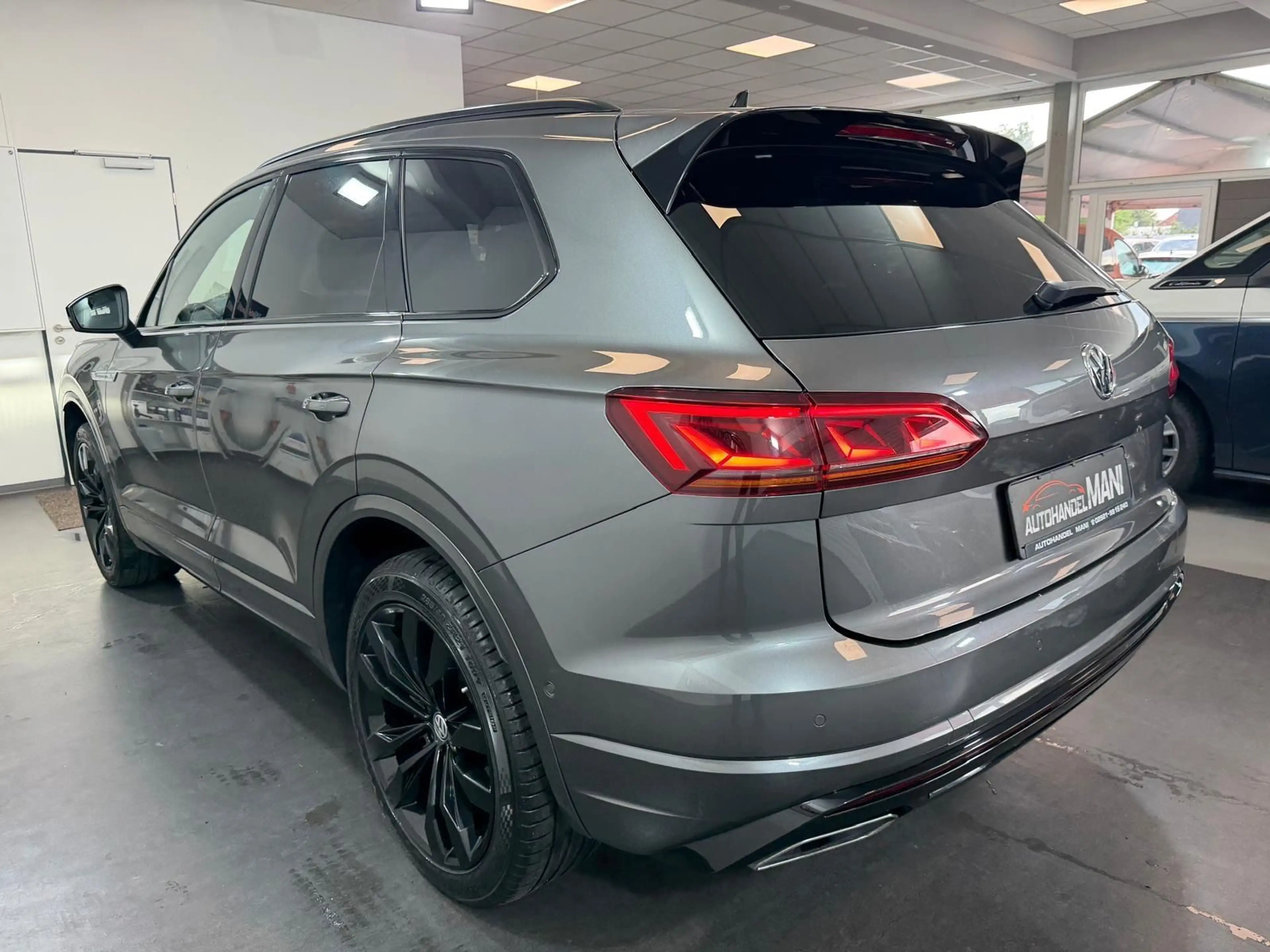 Volkswagen Touareg R-Line 4Motion /Black editi/Pano-Dan/LED — photo 8