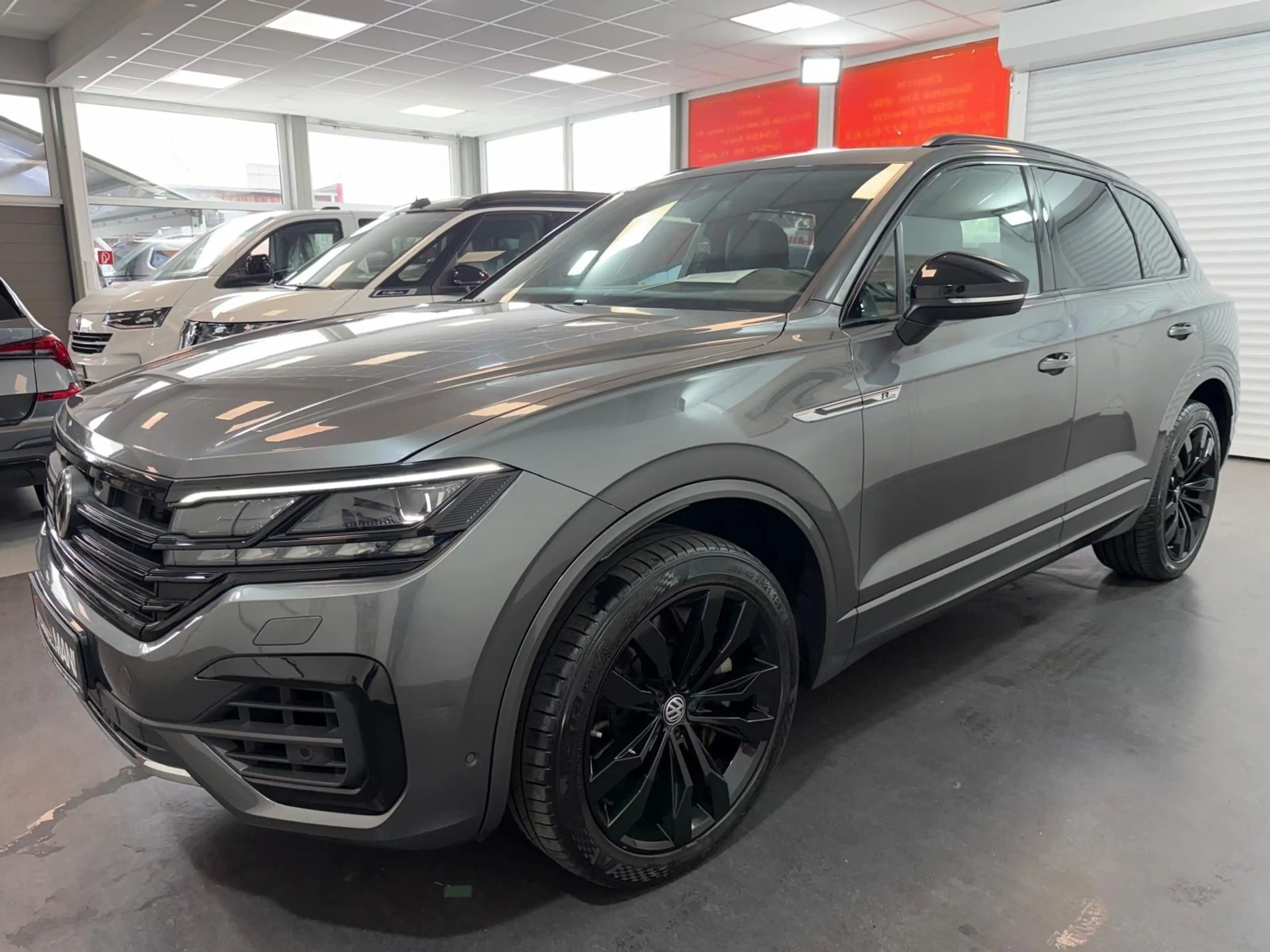 Volkswagen Touareg R-Line 4Motion /Black editi/Pano-Dan/LED — photo 3