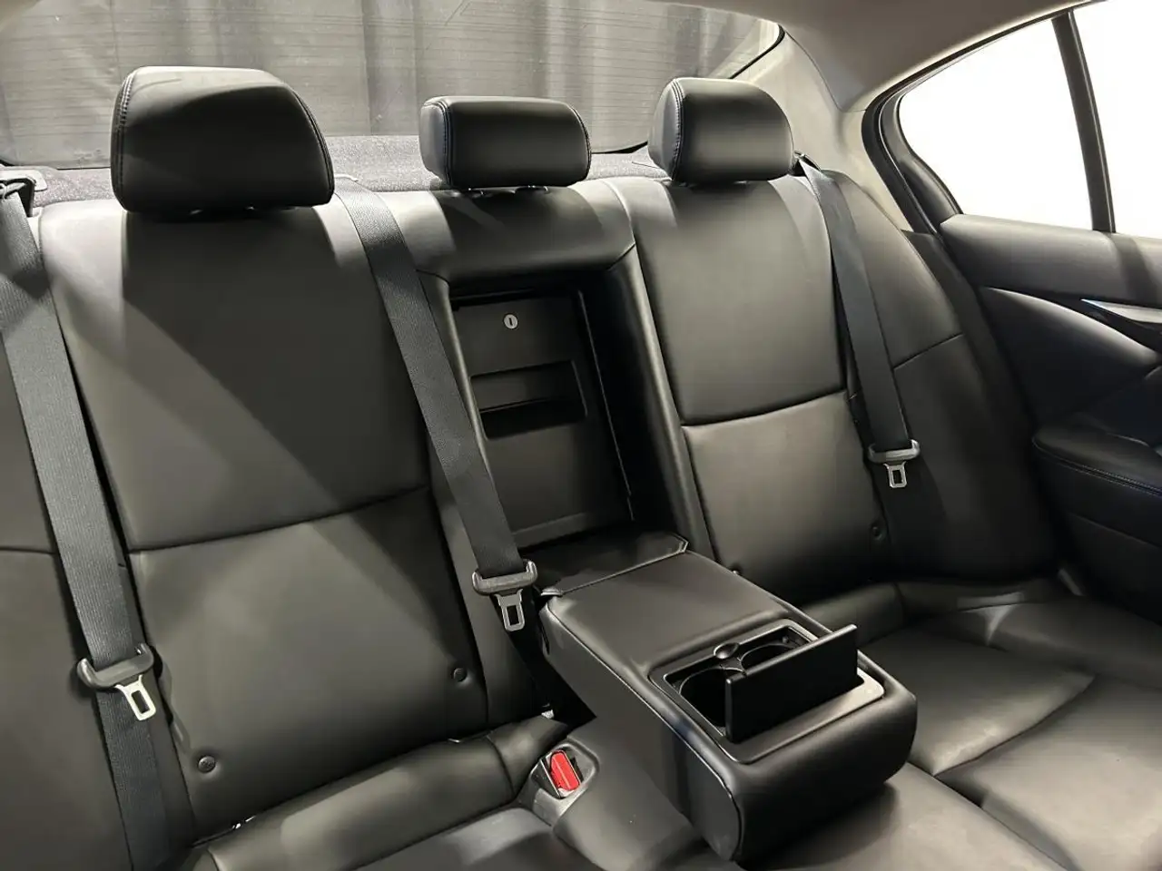 Infiniti Q50 снимка Infiniti Q50