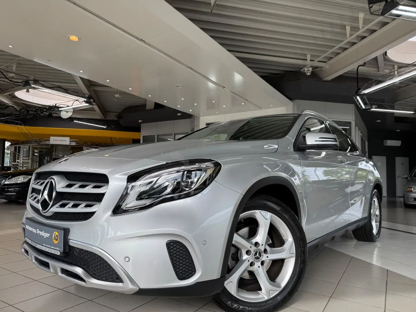 Mercedes-Benz GLA 200 +LED+Navi+PDC Tempomat Plateado - 1