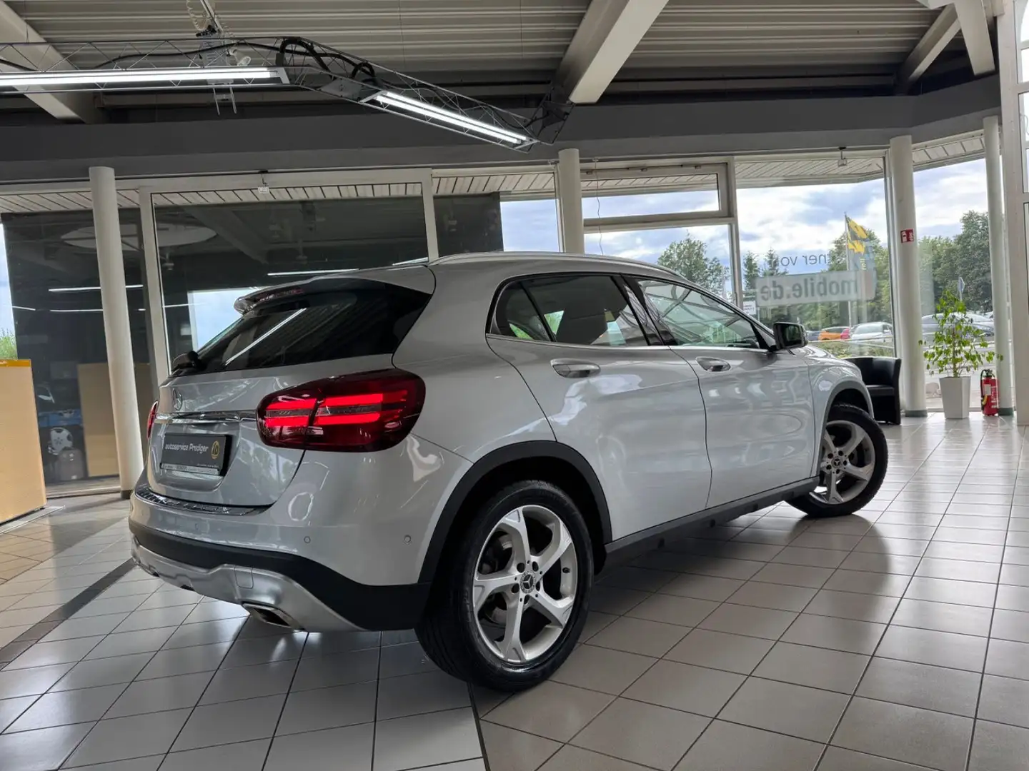 Mercedes-Benz GLA 200 +LED+Navi+PDC Tempomat Plateado - 2
