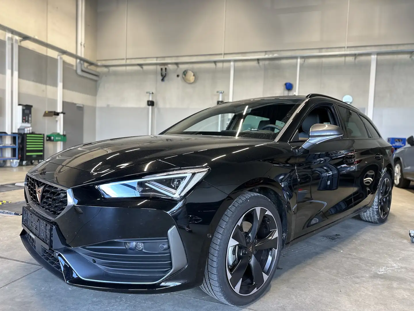 CUPRA Leon ST 1,5eTSI DSG Matrix AHK elekt.Heckkl. Schwarz - 1