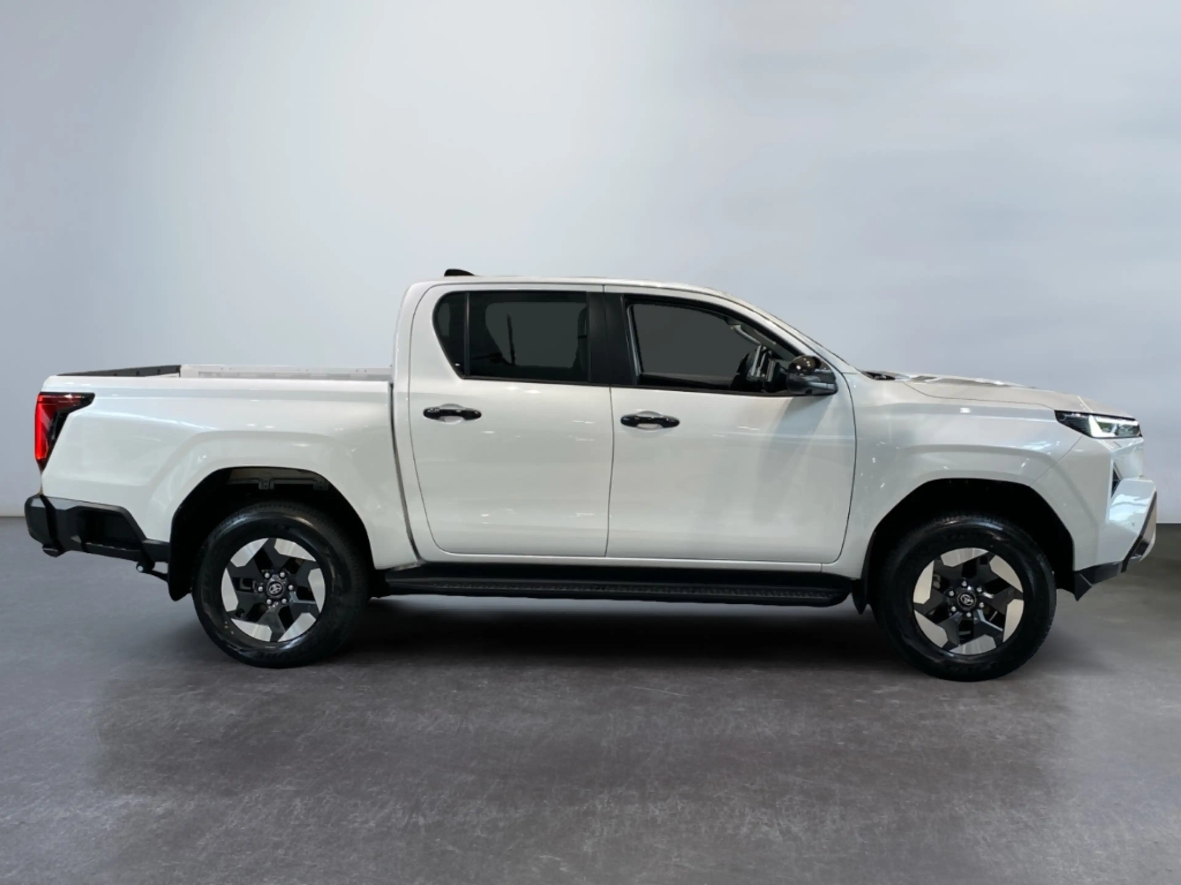 Toyota Hilux Double Cab BEV EXECUTIVE *LED*360°*Leder* — photo 9
