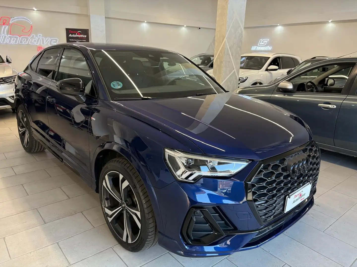 Audi Q3 Sportback 35 2.0 tdi Identity Black s-tronic Blauw - 1