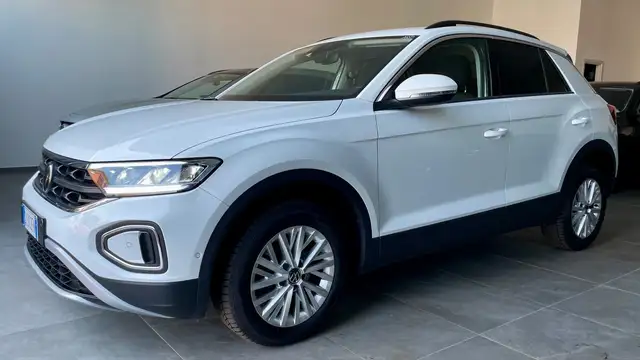 Volkswagen T-Roc view 3