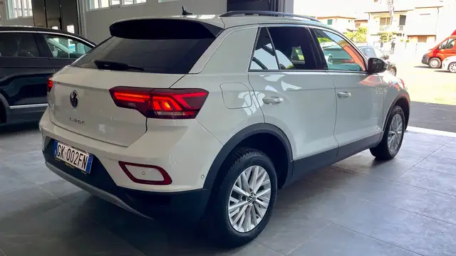 Volkswagen T-Roc view 7