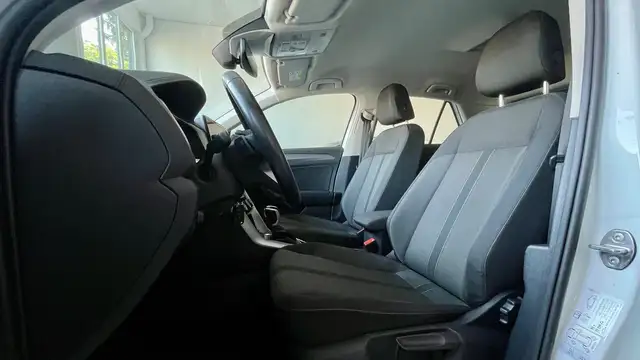 Volkswagen T-Roc view 9