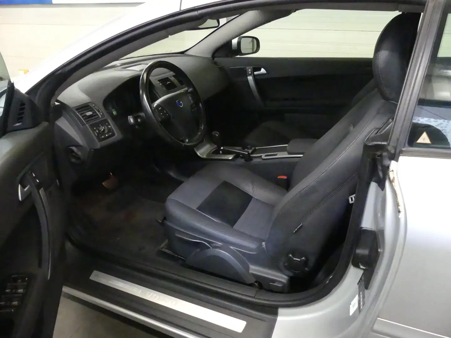 Volvo C70 Convertible 2.4i Momentum - Leer - Trekhaak - Mooi Gris - 2