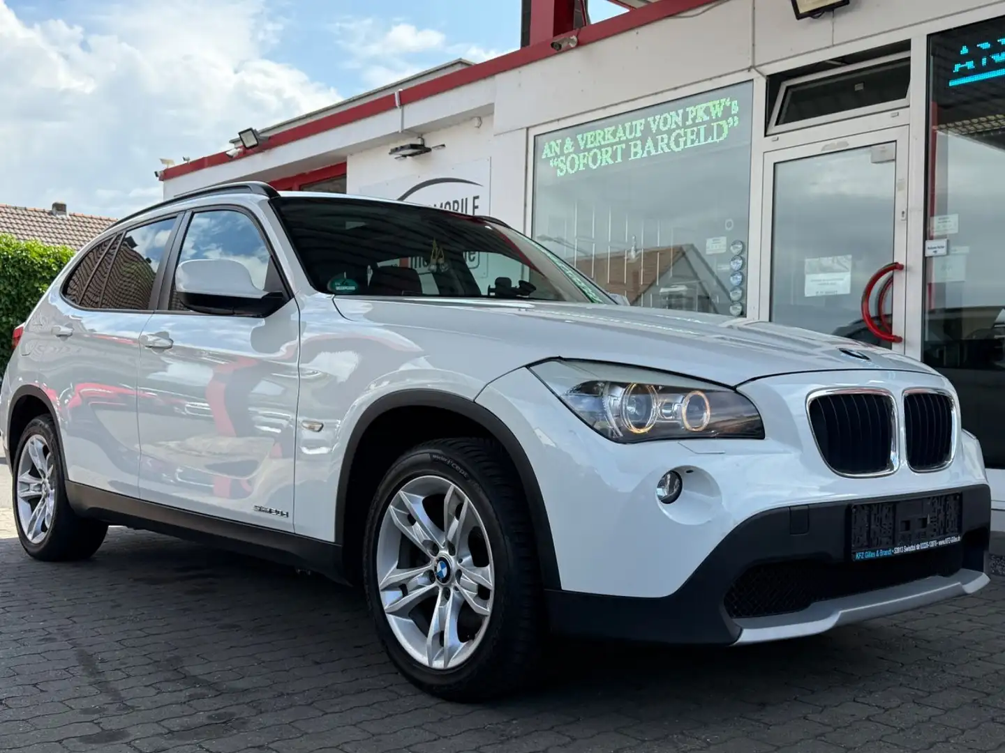 BMW X1 20d sDrive/PANORAMA/NAVI/AHK/KLIMA/SHZ Weiß - 1