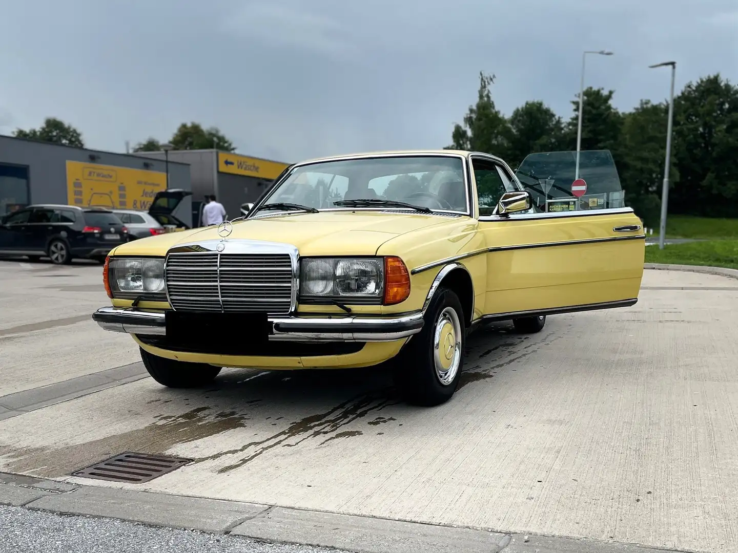 Mercedes-Benz 230 W123 Gelb - 1