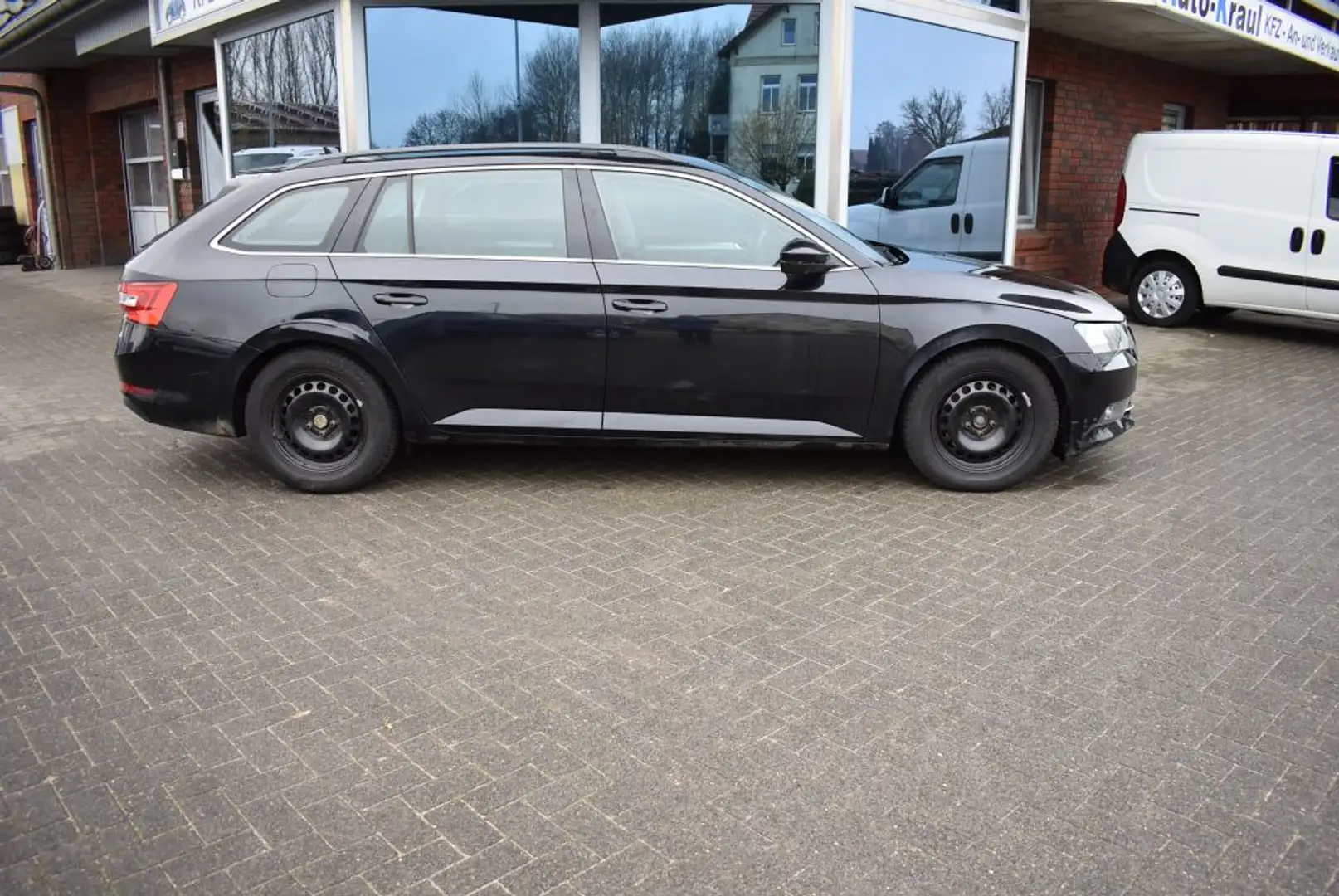 Skoda Superb Combi 2.0 TDI Ambition mit Seitenschaden Navi Sitz Negro - 2