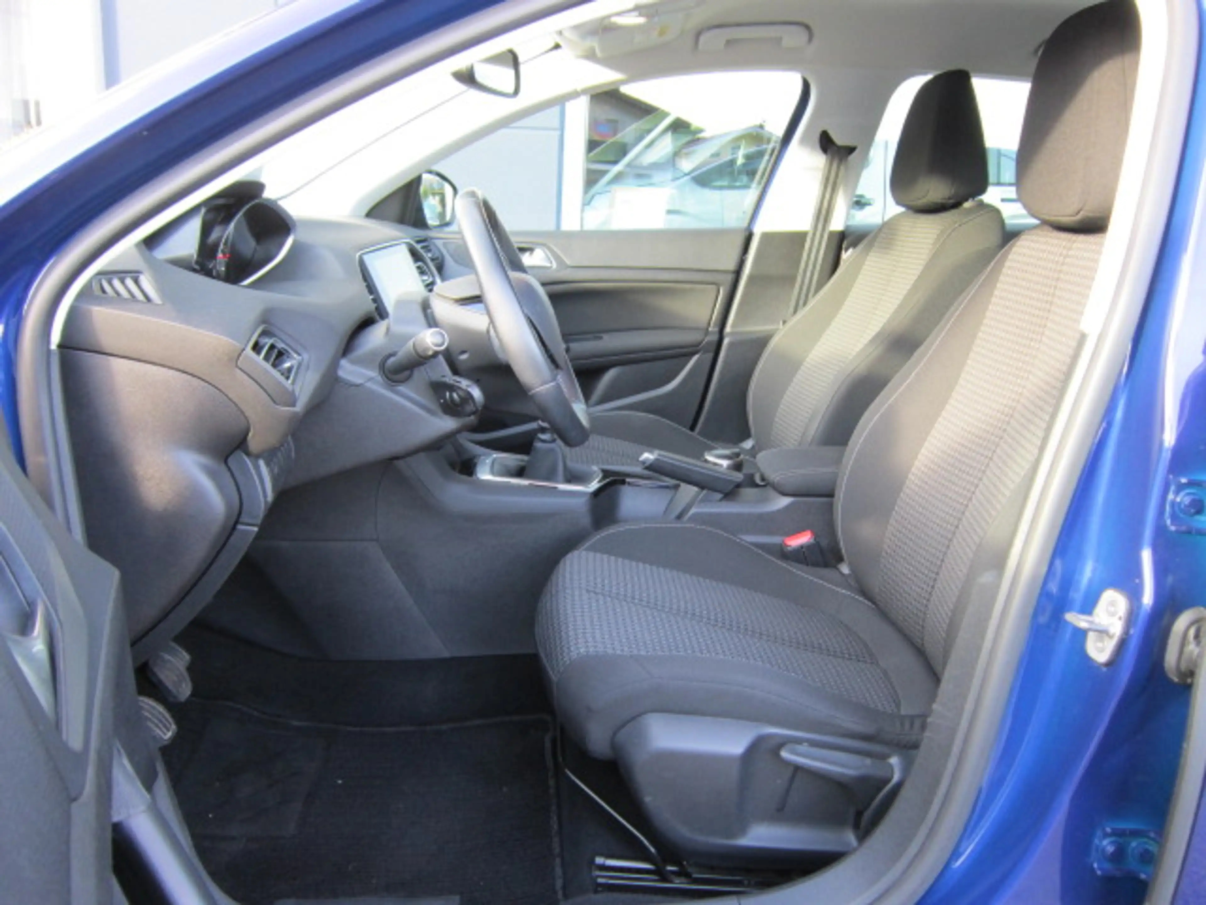 Peugeot 308 Active PureTech 130 GPF Stop&Start — photo 8