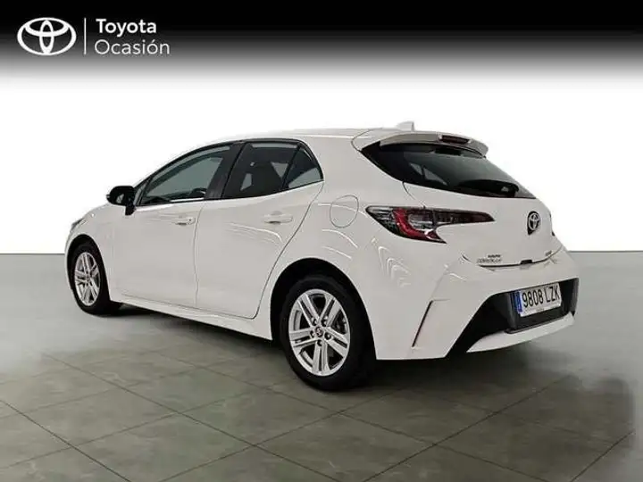 Toyota Auris 2022, foto 2
