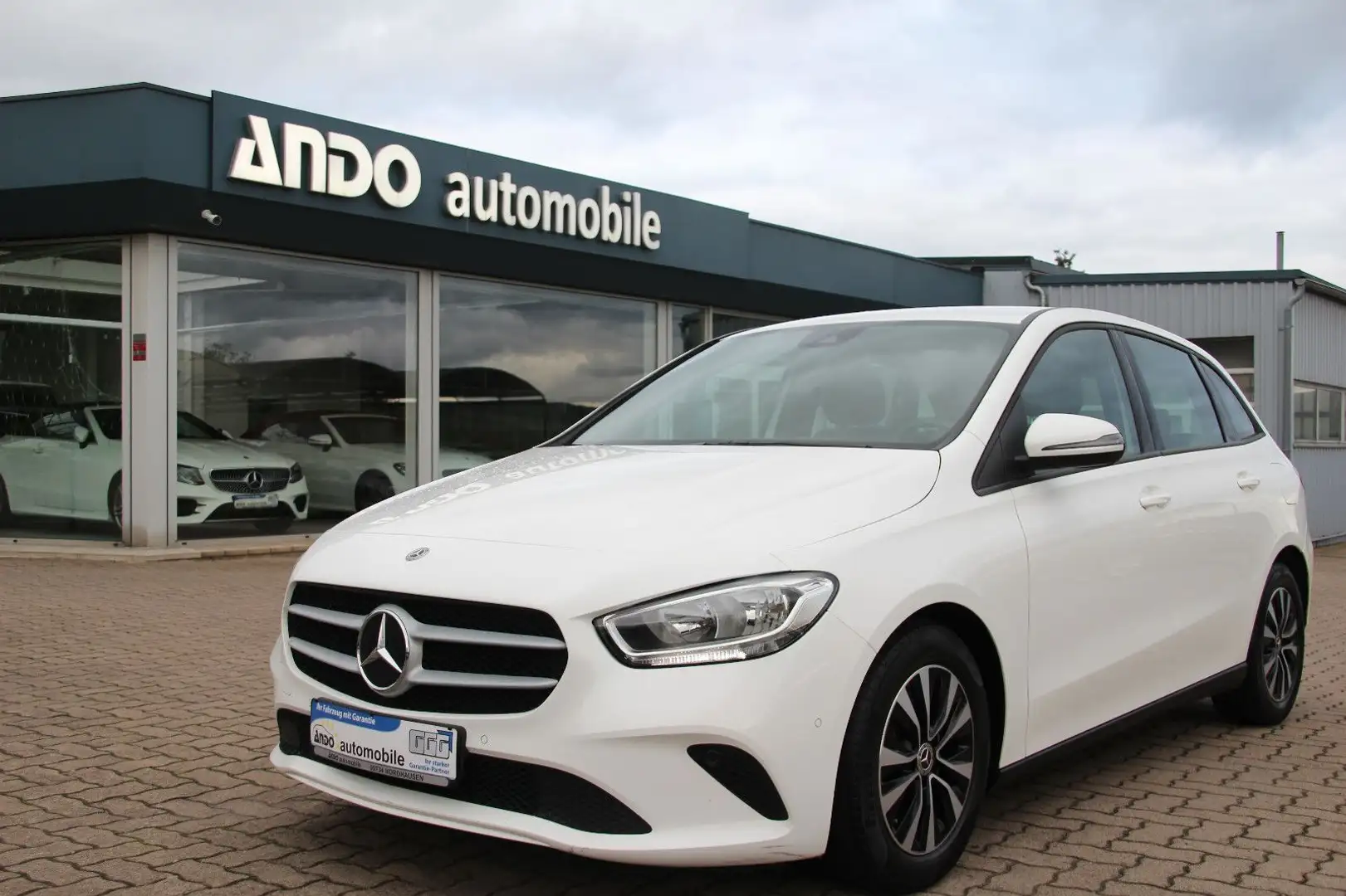 Mercedes-Benz B 180 B180d Business MBUX/Teilleder/Navi/Spurhalte/AHK Weiß - 1