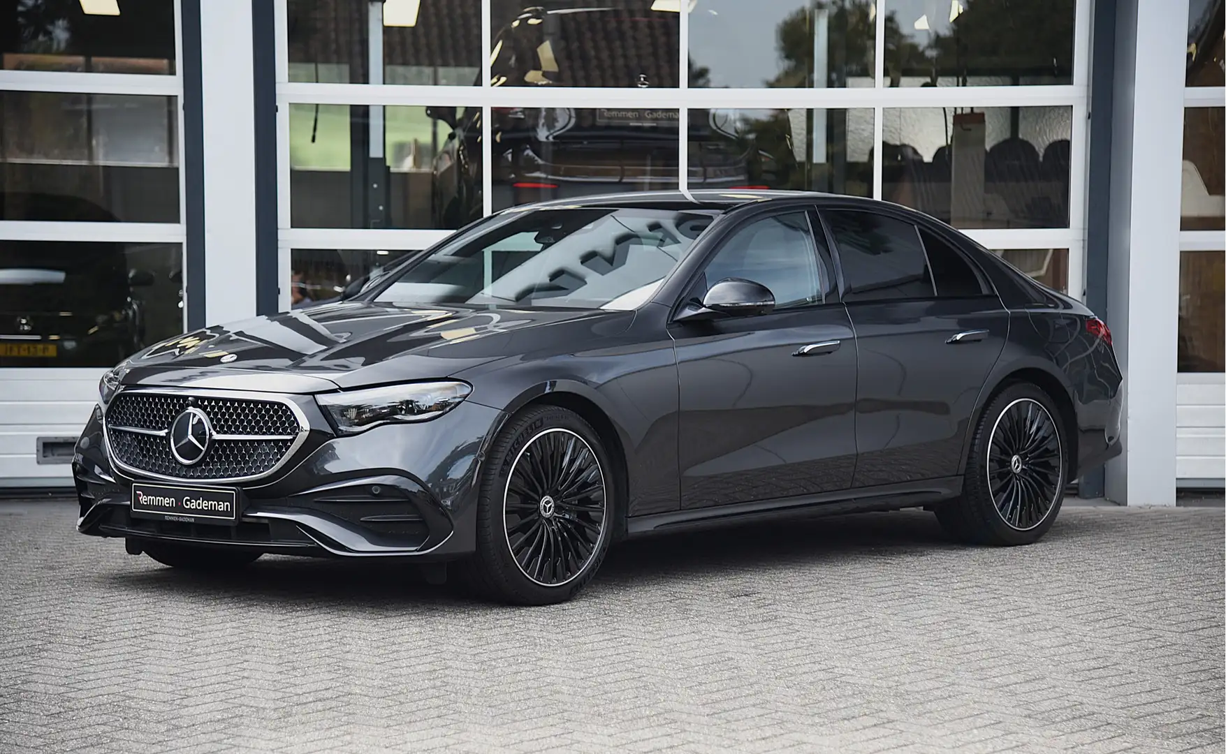 Mercedes-Benz E 300 e 4MATIC AMG Line Gris - 2