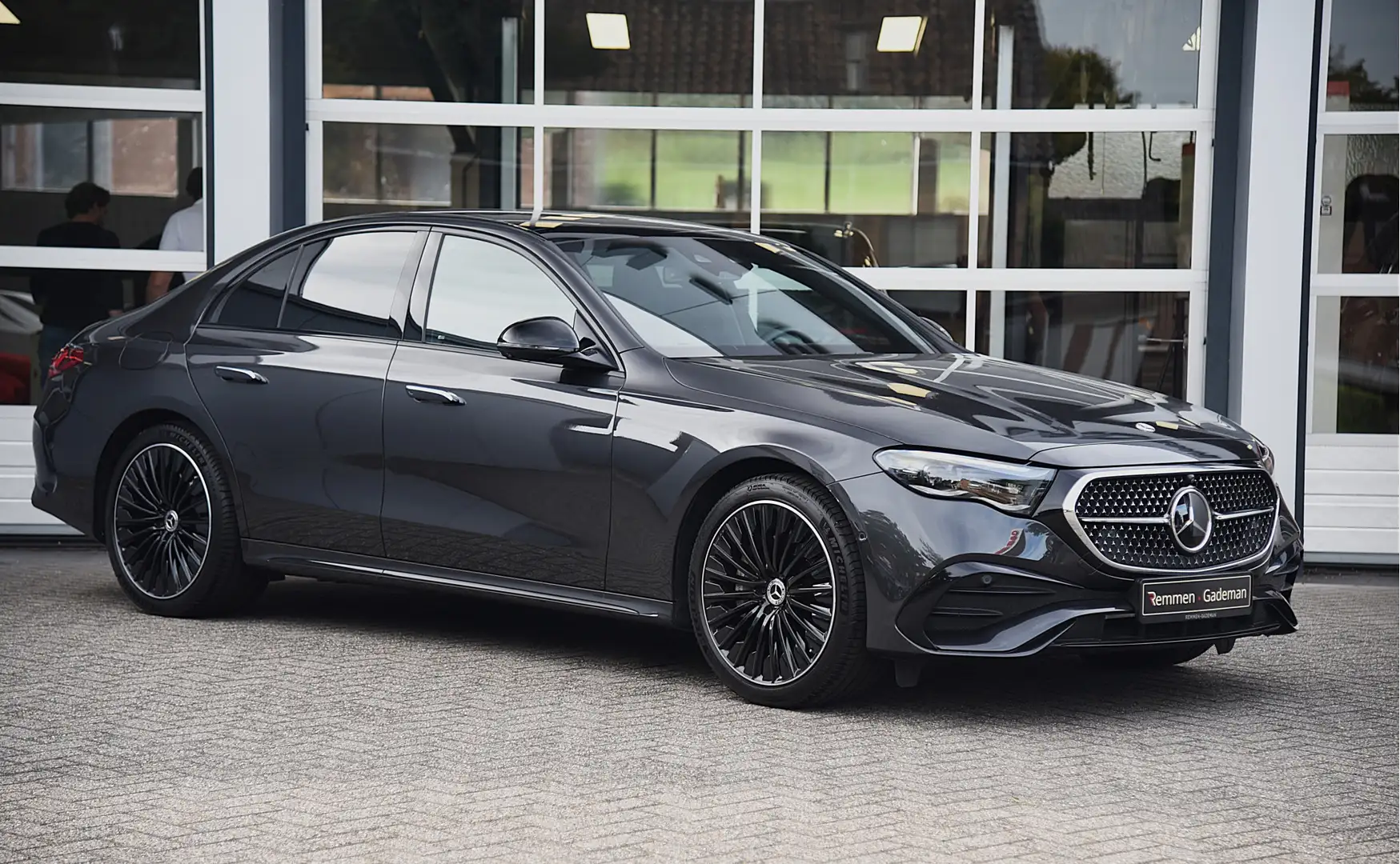 Mercedes-Benz E 300 e 4MATIC AMG Line Gris - 1