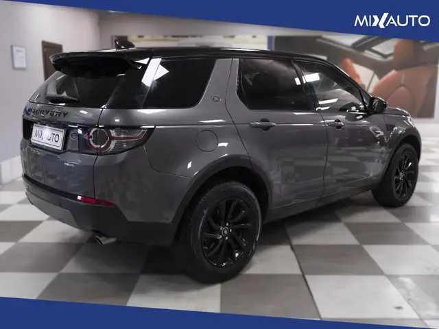 Land Rover Discovery Sport view 5