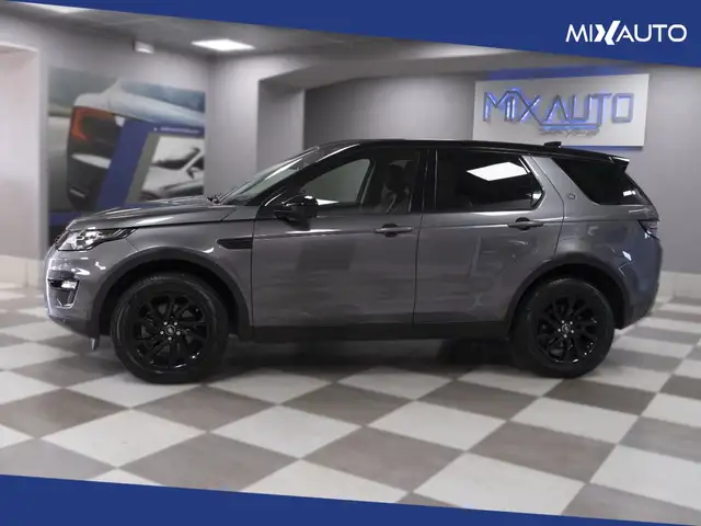 Land Rover Discovery Sport view 3