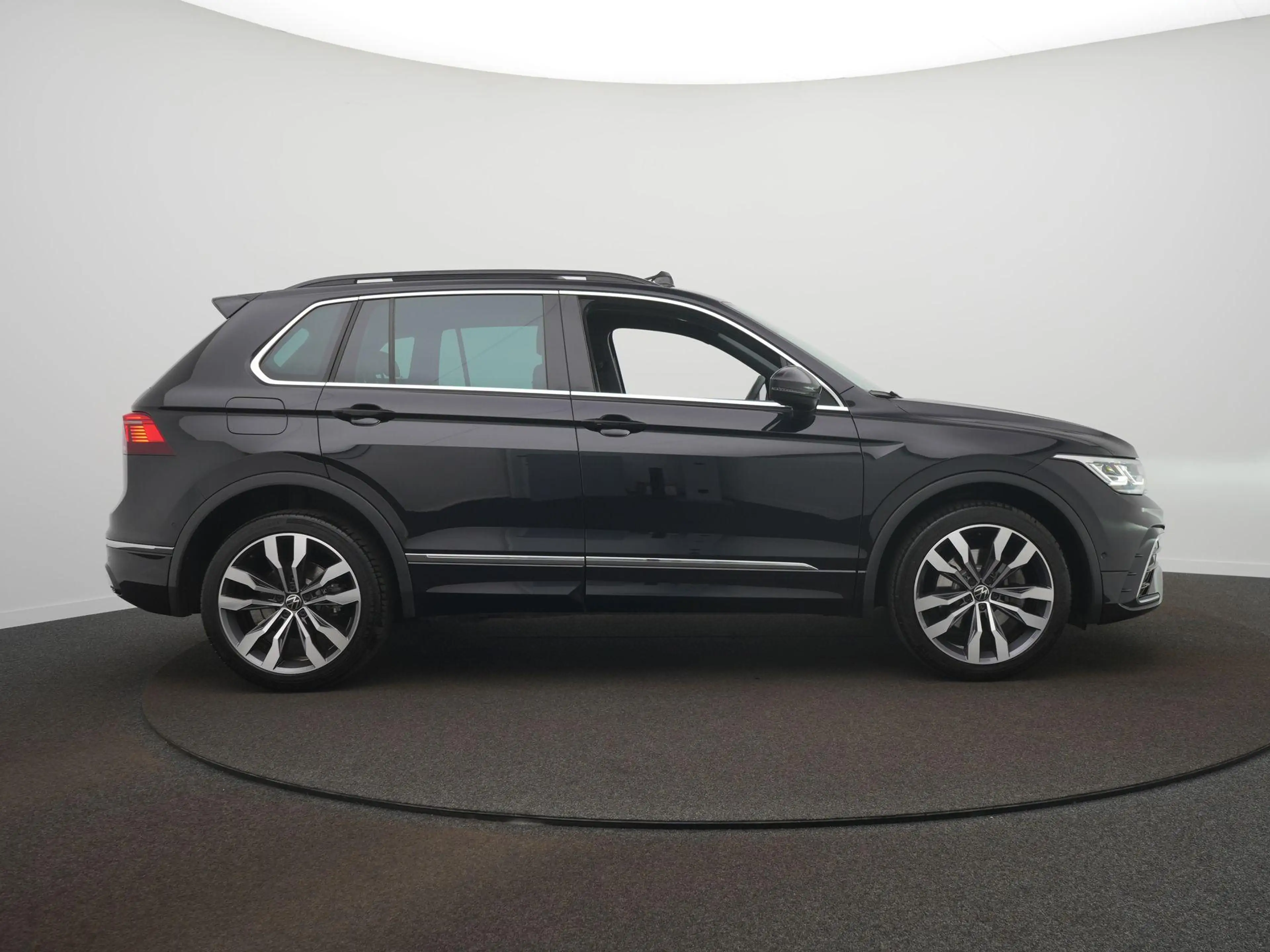 Volkswagen Tiguan 1.4 TSI eHybrid R-Line Business DSG / Panoramadak — photo 4