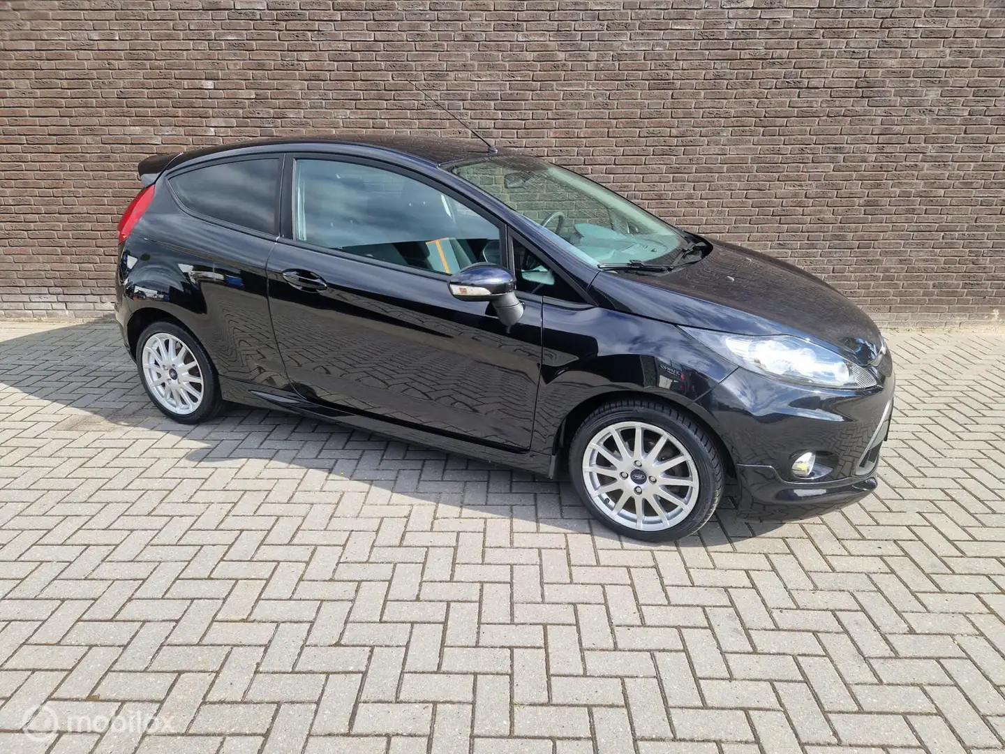 Ford Fiesta 1.25 Titanium Sport|Airco|StoelVerw|LM| Zwart - 2