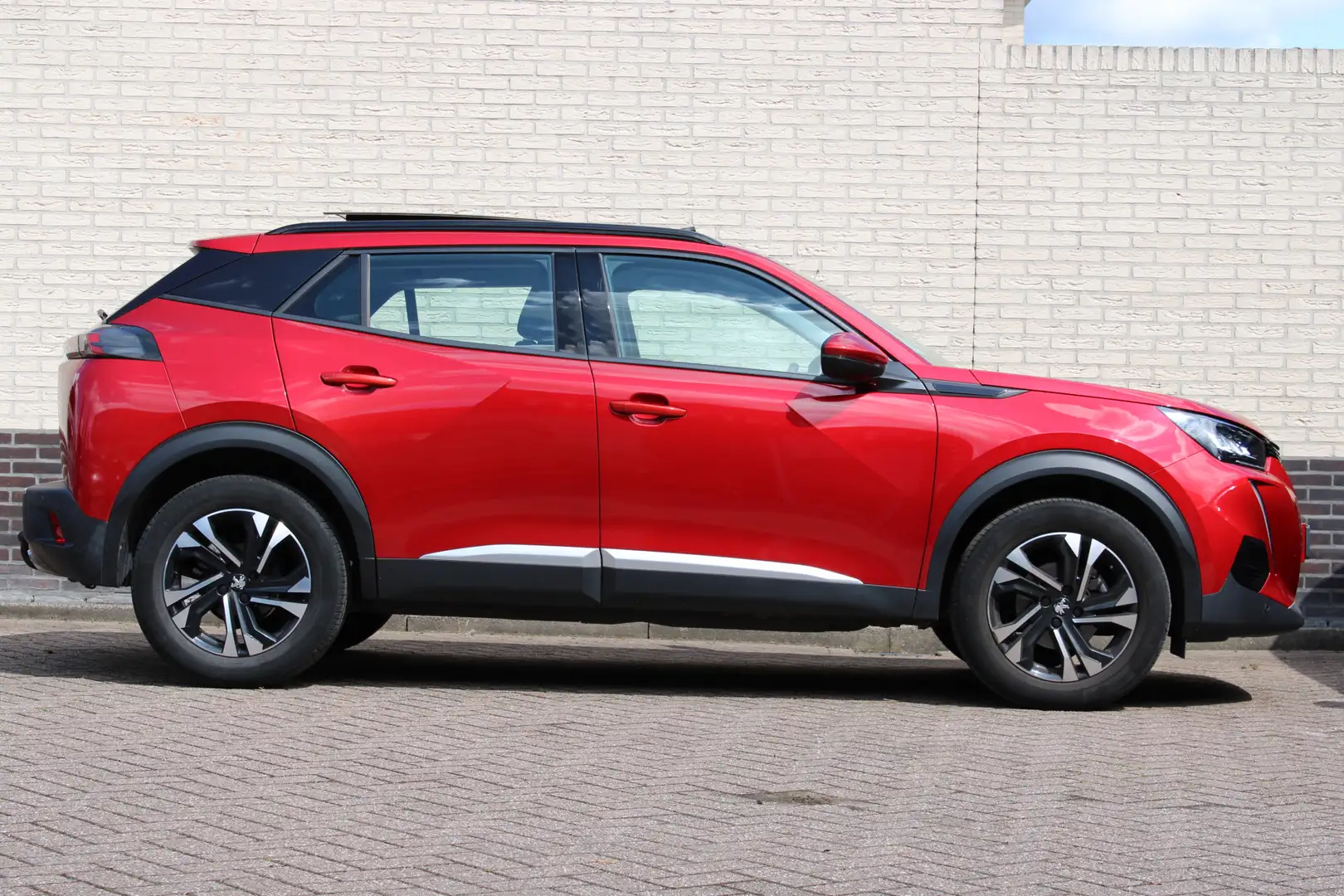 Peugeot 2008 1.2 PureTech GT-Line | Trekhaak | Panoramadak | Ad Rood - 2