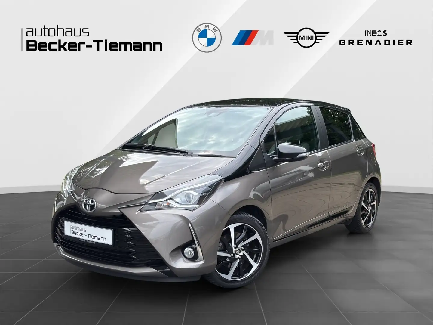 Toyota Yaris | Pano.Dach | Kamera | Keyless | Tempomat | Klima Grijs - 1