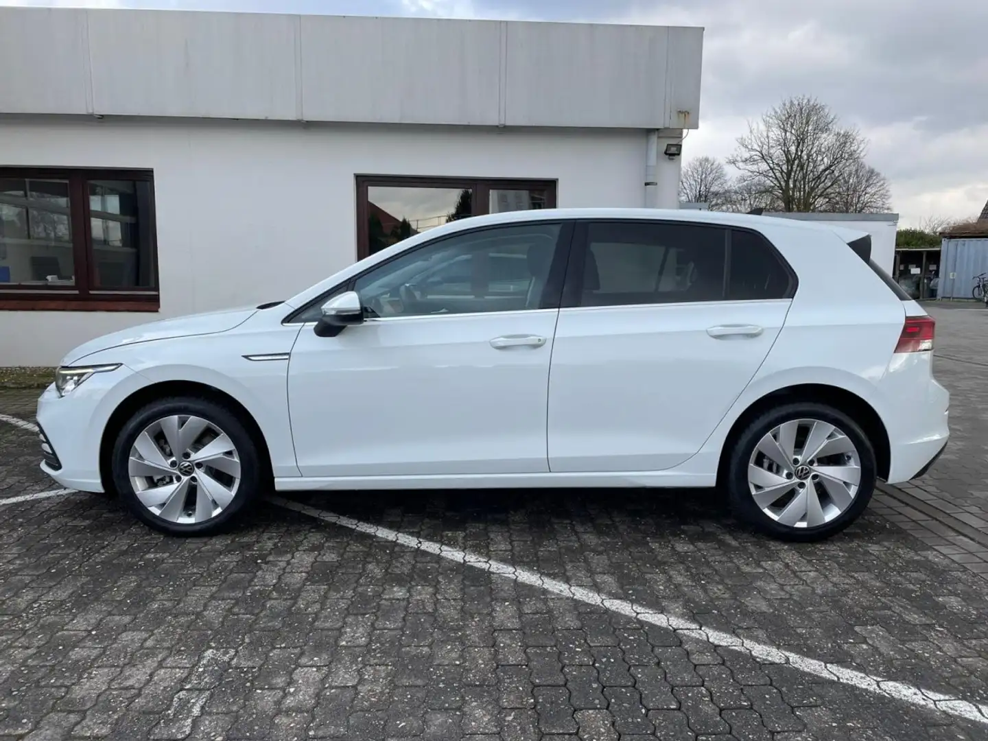 Volkswagen Golf Style 2.0 TSI DSG Navi LED ergoActive ACC Klima Weiß - 2