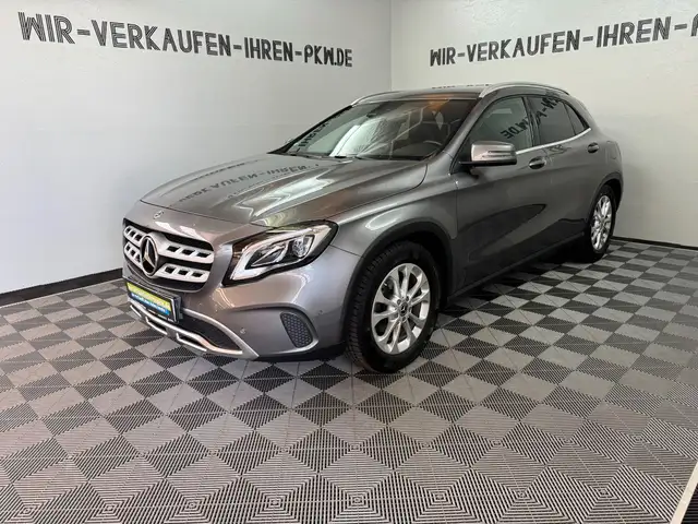 Mercedes-Benz GLA 180 Urban  8x Räder TÜV NEU Mercedes History