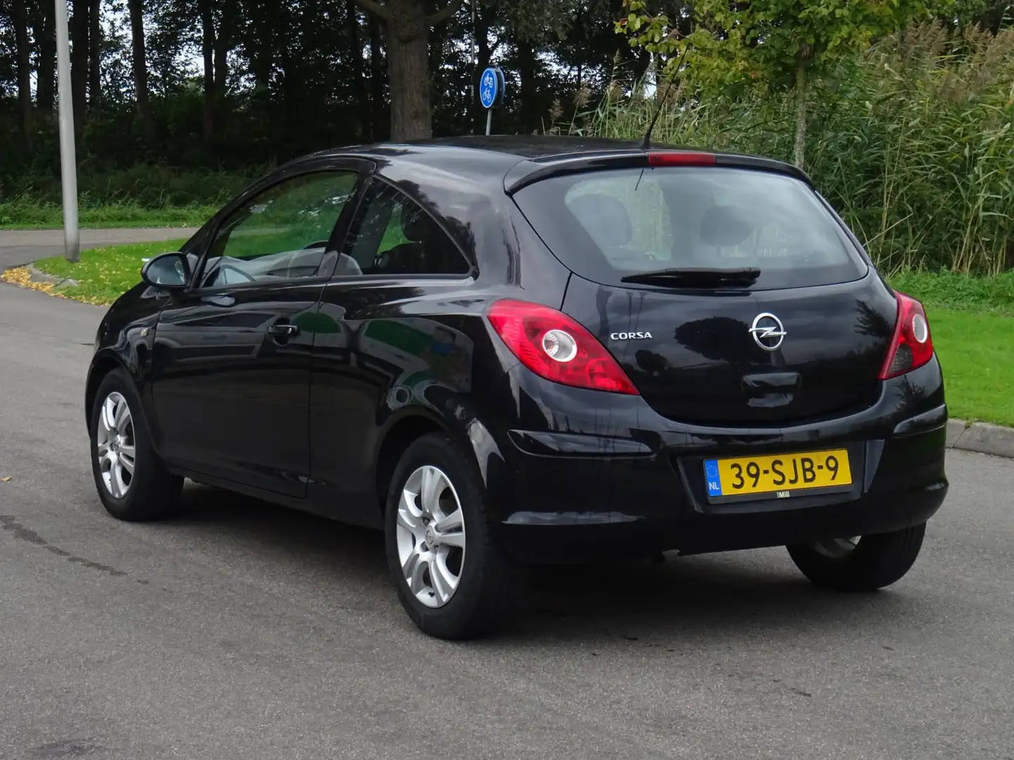 Opel Corsa 1.2 EcoFlex Selection LPG-G3 NAP/AIRCO/APK Zwart - 2