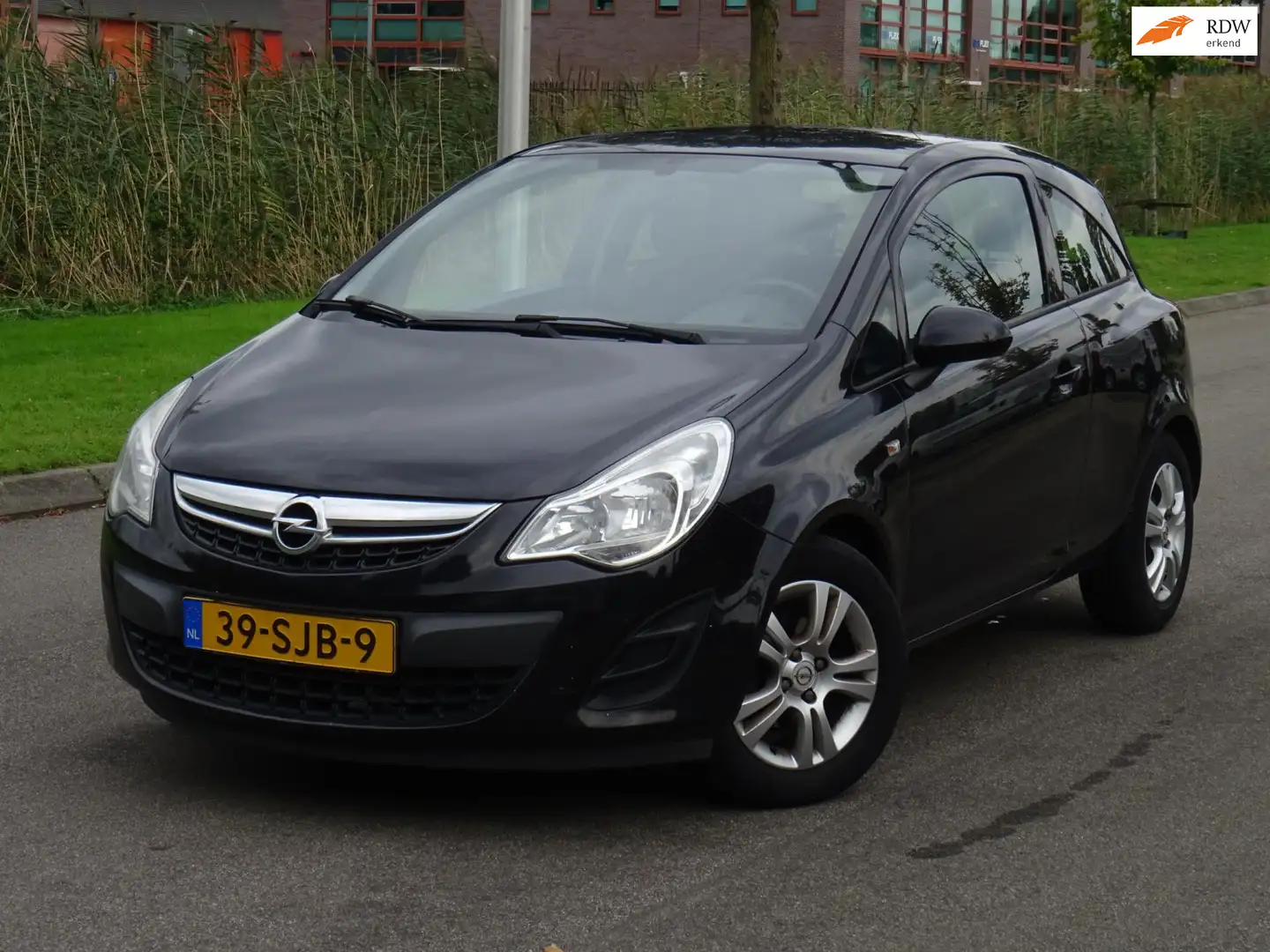 Opel Corsa 1.2 EcoFlex Selection LPG-G3 NAP/AIRCO/APK Zwart - 1