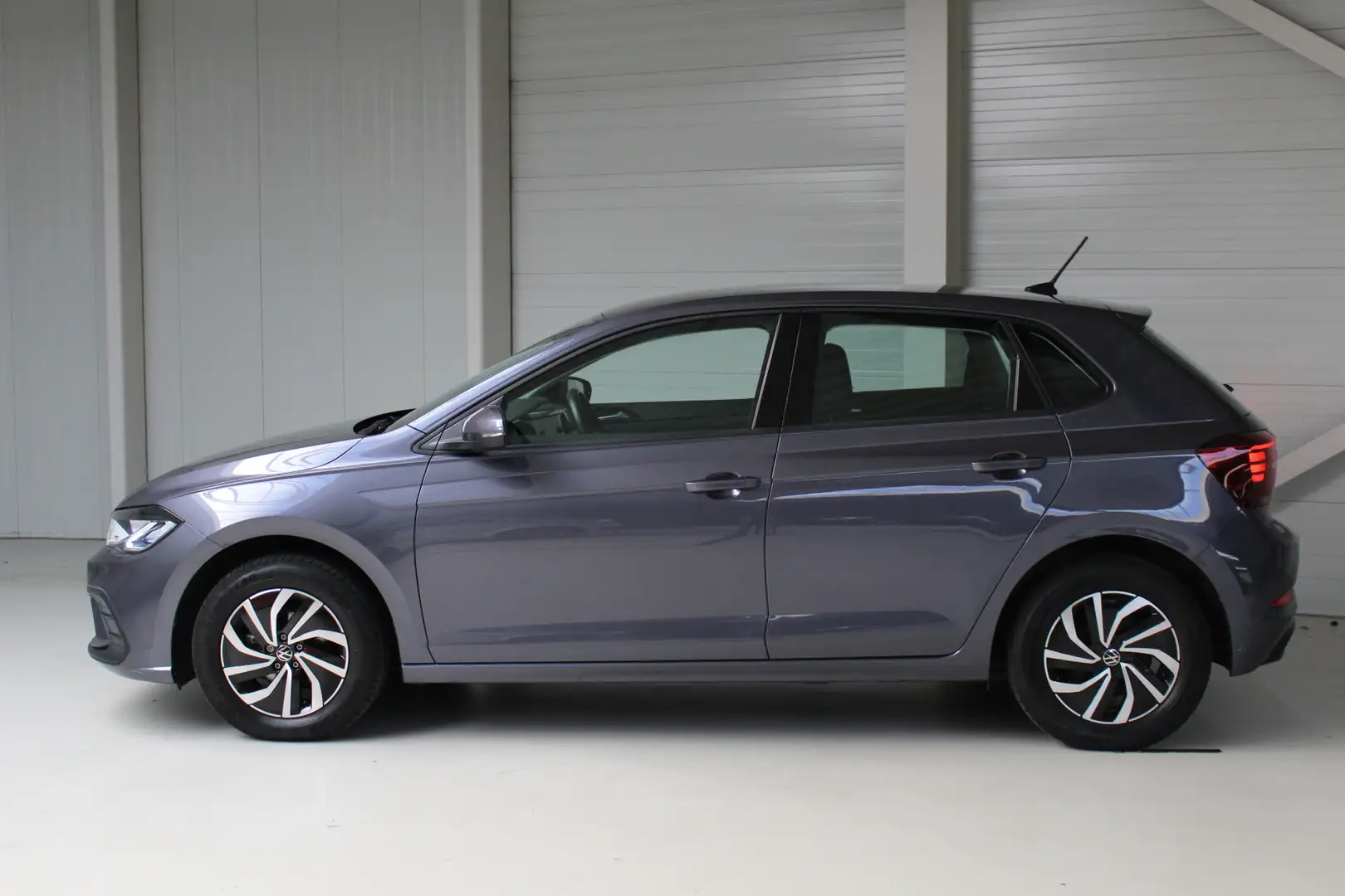 Volkswagen Polo 1.0 TSI Life Navigatie | Airco | Lichtmetalen velg Grijs - 2