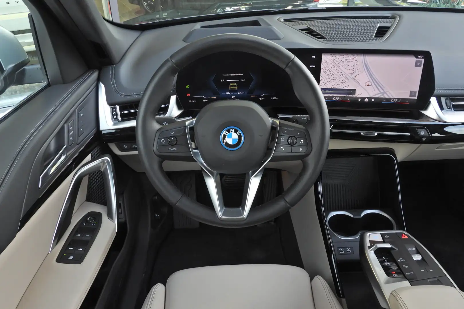 BMW iX1 xDrive30 xLine 67 kWh / Panoramadak / Trekhaak / S Groen - 2