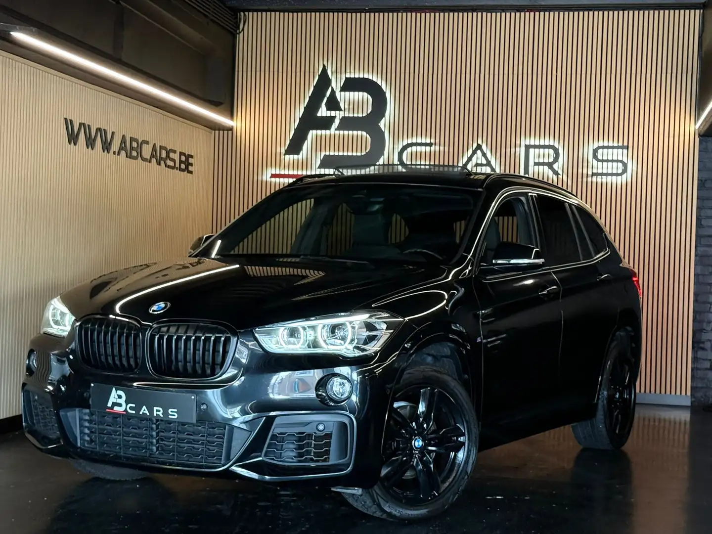 BMW X1 1.5i sDrive18 * PACK M * 1ER PROP * GAR 12 MOIS * Zwart - 1