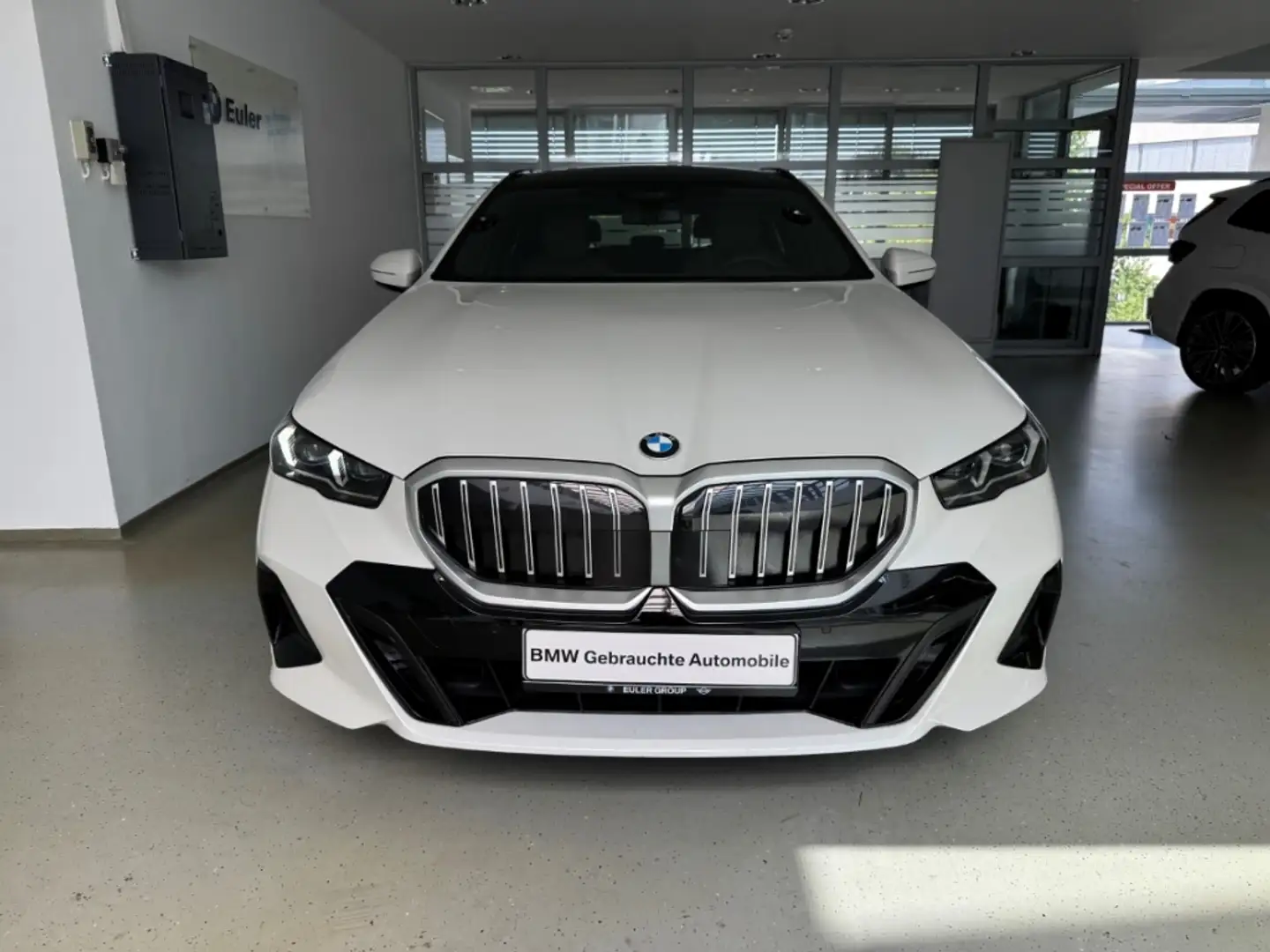 BMW 540 d x M-Sport StandHZG AHK Pano KlimaSitze B&W ParkA Weiß - 2