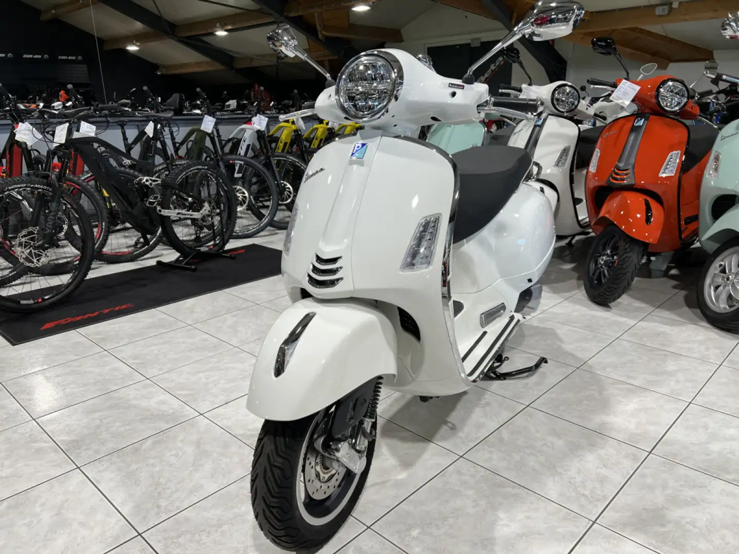 Vespa GTS Super 310 Wit - 2