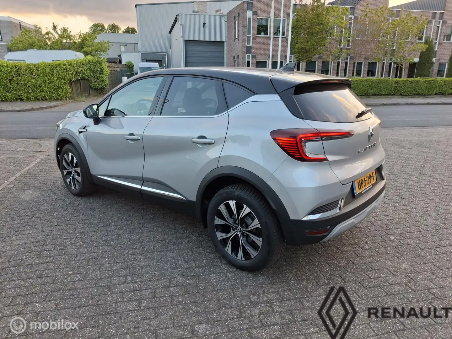 Renault Captur 1.3 mild hybrid 140 techno Grijs - 2