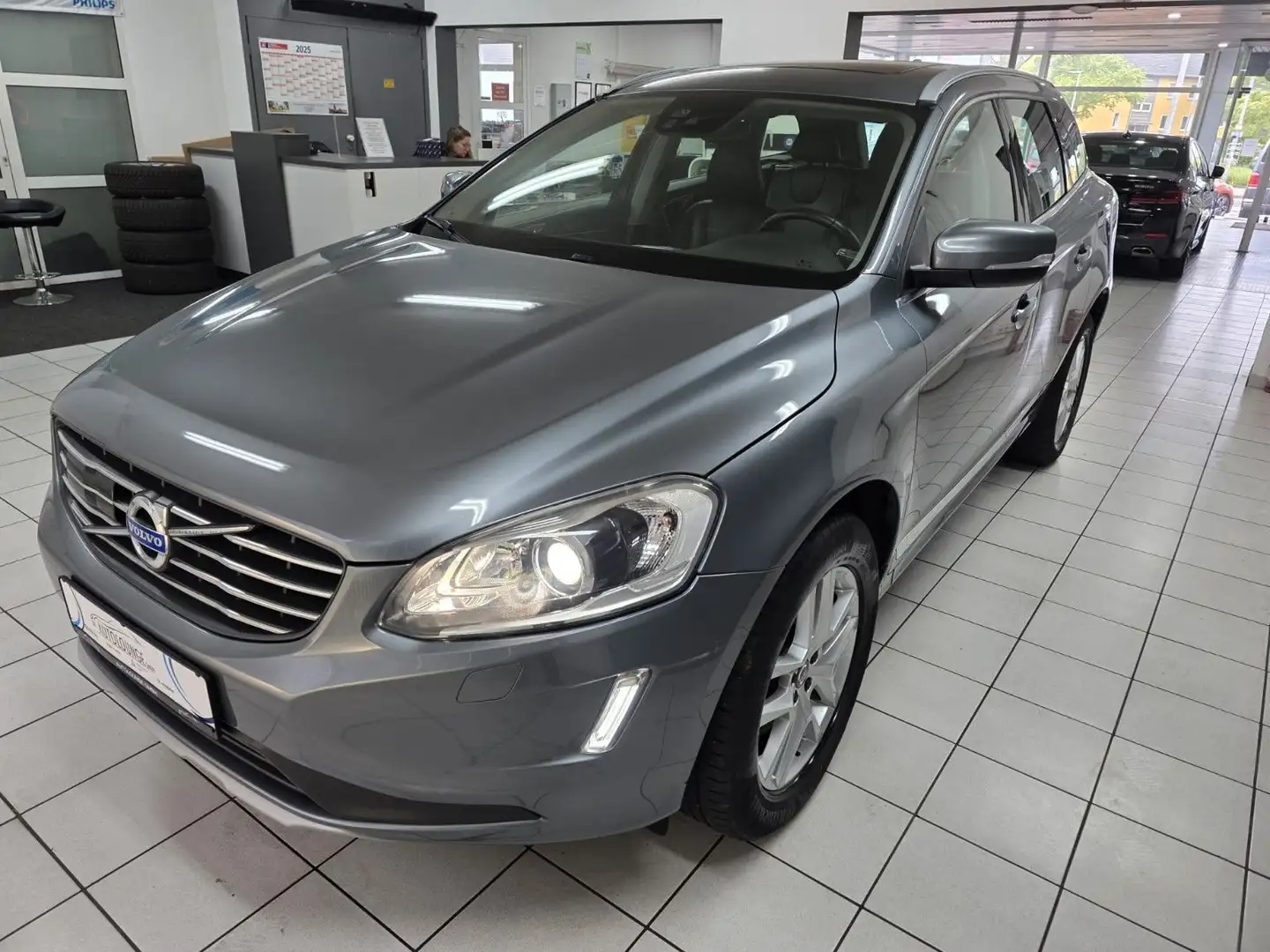 Volvo XC60 Summum AWD LEDER*SHZ*PANO*NAVI*PDC*2.Hd.* Grau - 2