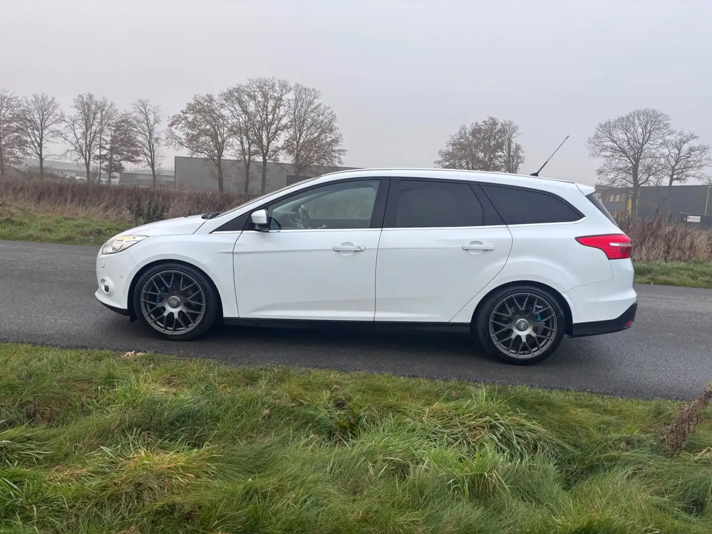 Ford Focus Turnier 1,0i Ecoboost Titanium-Xenon- Weiß - 2